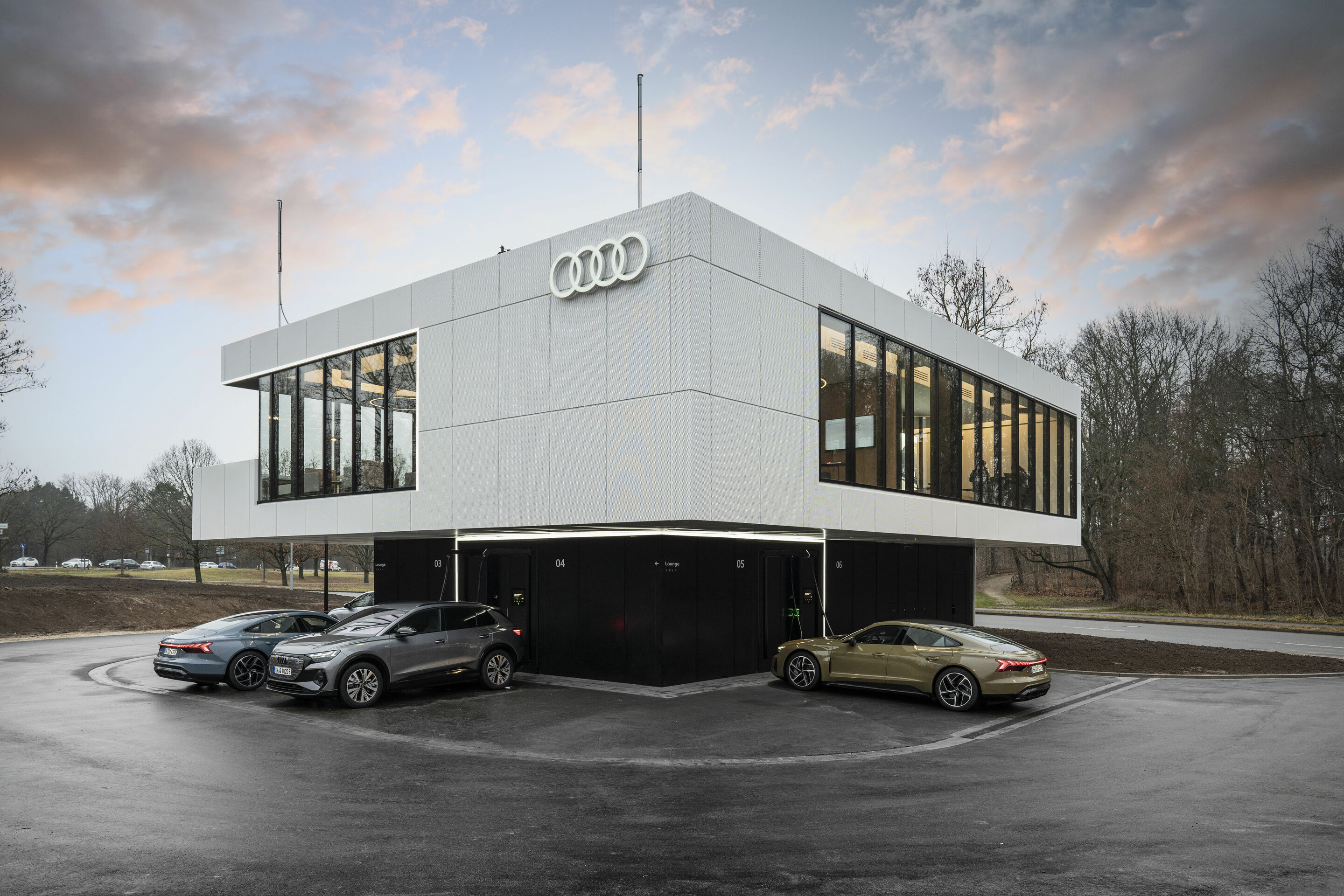 Weltneuheit: Start des Audi charging hub als städtisches Schnellladekonzept - Audi charging hub: Lounge