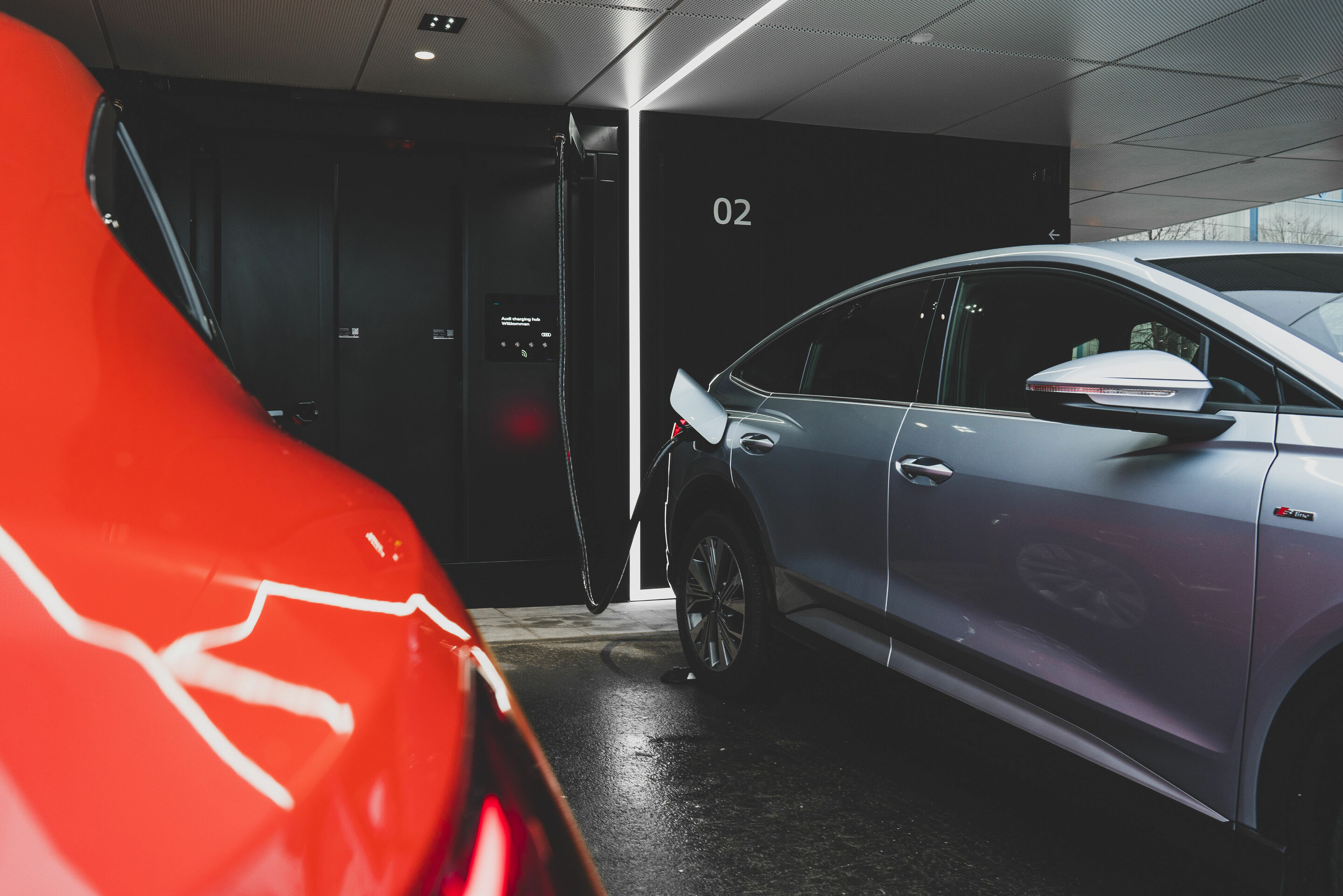 Weltneuheit: Start des Audi charging hub als städtisches Schnellladekonzept - Audi charging hub