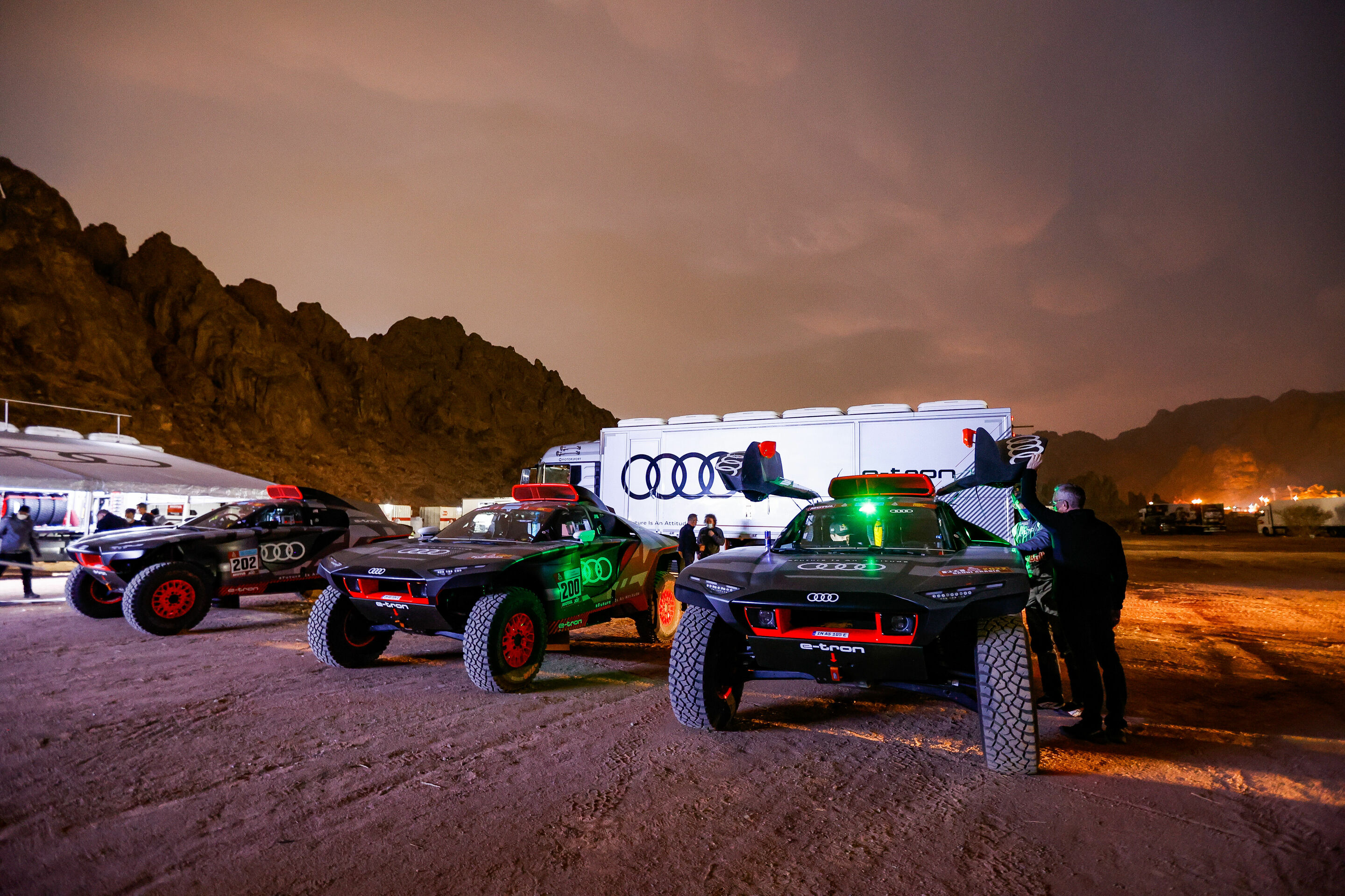 Rallye Dakar 2022 - Audi RS Q e-tron #202 (Team Audi Sport), Carlos Sainz/Lucas Cruz, Audi RS Q e-tron #200 (Team Audi Sport), Stéphane Peterhansel/Edouard Boulanger, Audi RS Q e-tron #224 (Team Audi Sport), Mattias Ekström/Emil Bergkvist