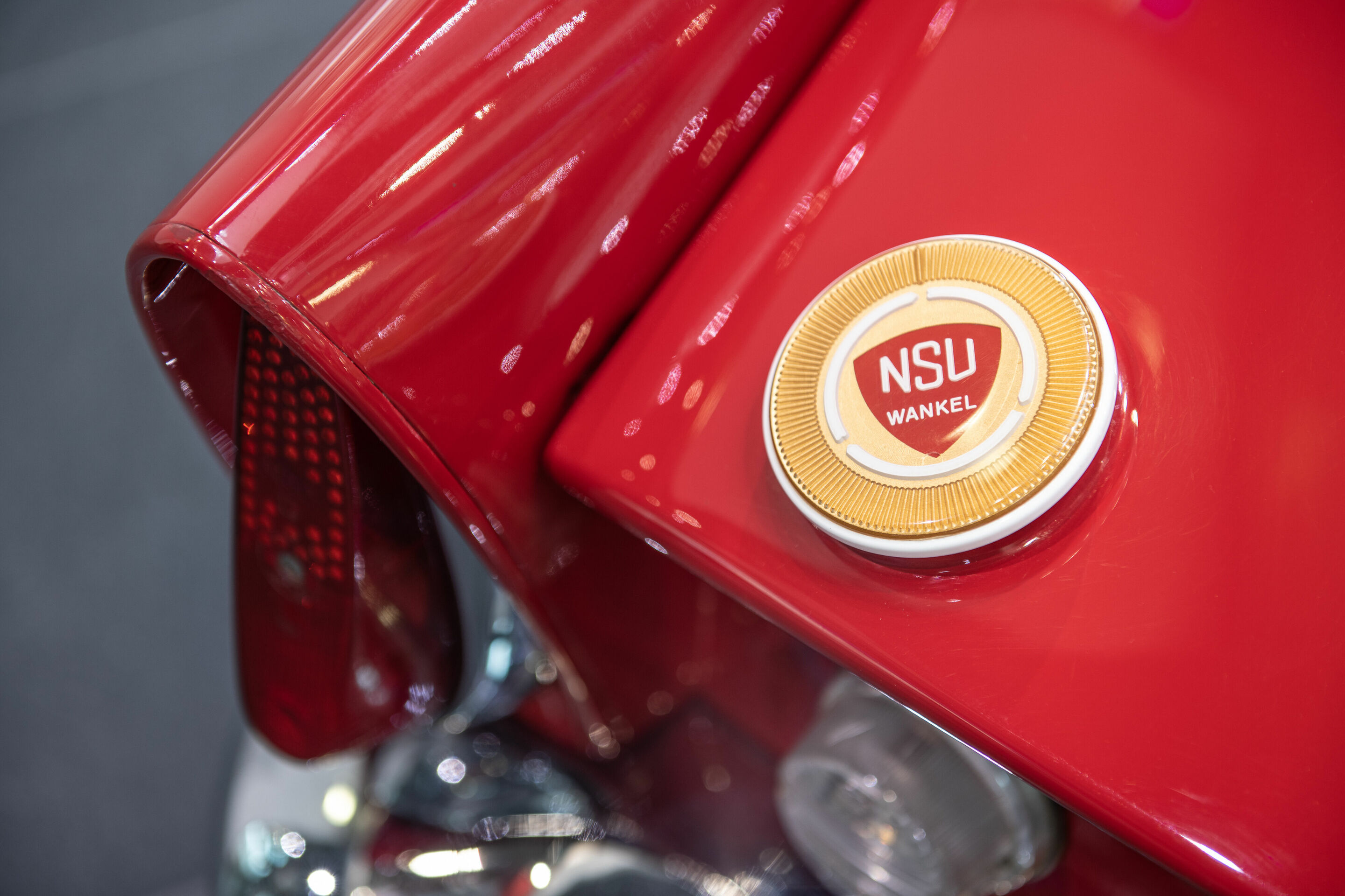 App ins Museum: Audi Tradition goes digital mit neuer Sonderausstellung „Der fünfte Ring“ - Impression aus der neuen Sonderausstellung „Der fünfte Ring“ im Audi museum mobile: Detailaufnahme des NSU/Wankel Spider.