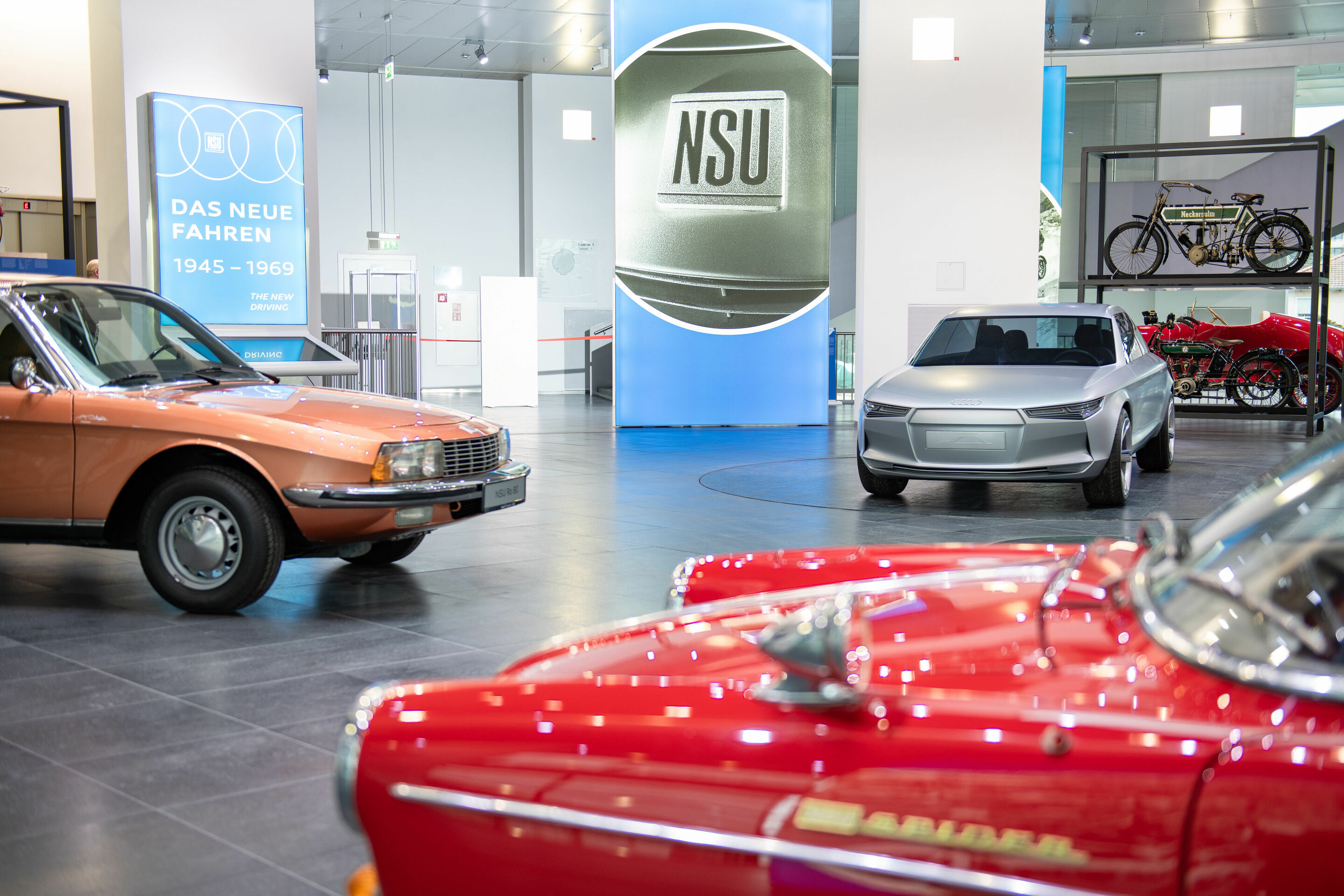 App ins Museum: Audi Tradition goes digital mit neuer Sonderausstellung „Der fünfte Ring“ - Impression aus der neuen Sonderausstellung „Der fünfte Ring“ im Audi museum mobile: die Exponate NSU/Wankel Spider (vorn), Ro 80 (links) und das Design-Modell...