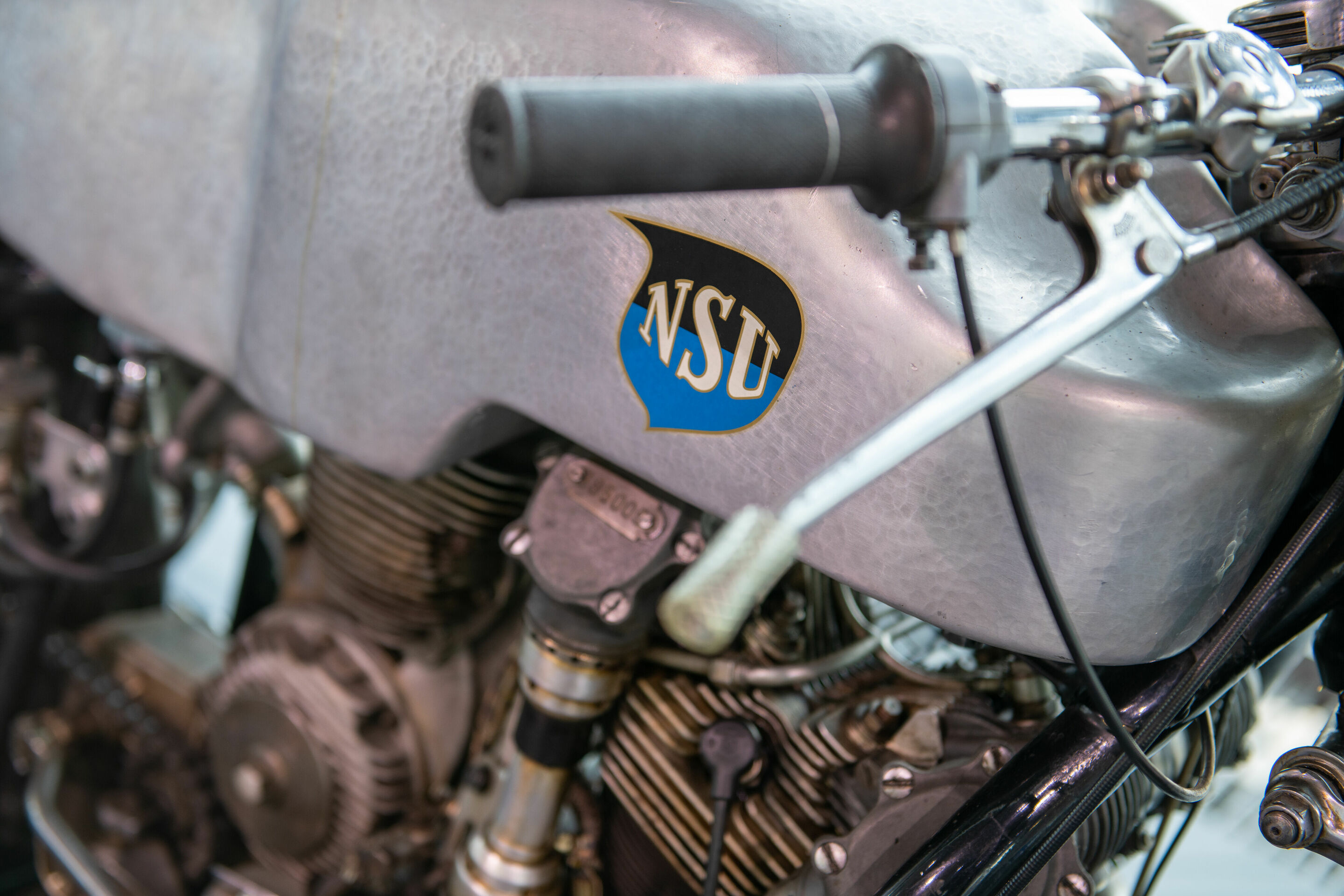 App ins Museum: Audi Tradition goes digital mit neuer Sonderausstellung „Der fünfte Ring“ - Impression aus der neuen Sonderausstellung „Der fünfte Ring“ im Audi museum mobile: Detailaufnahme einer NSU 500 ccm Kompressor-Rennmaschine.
