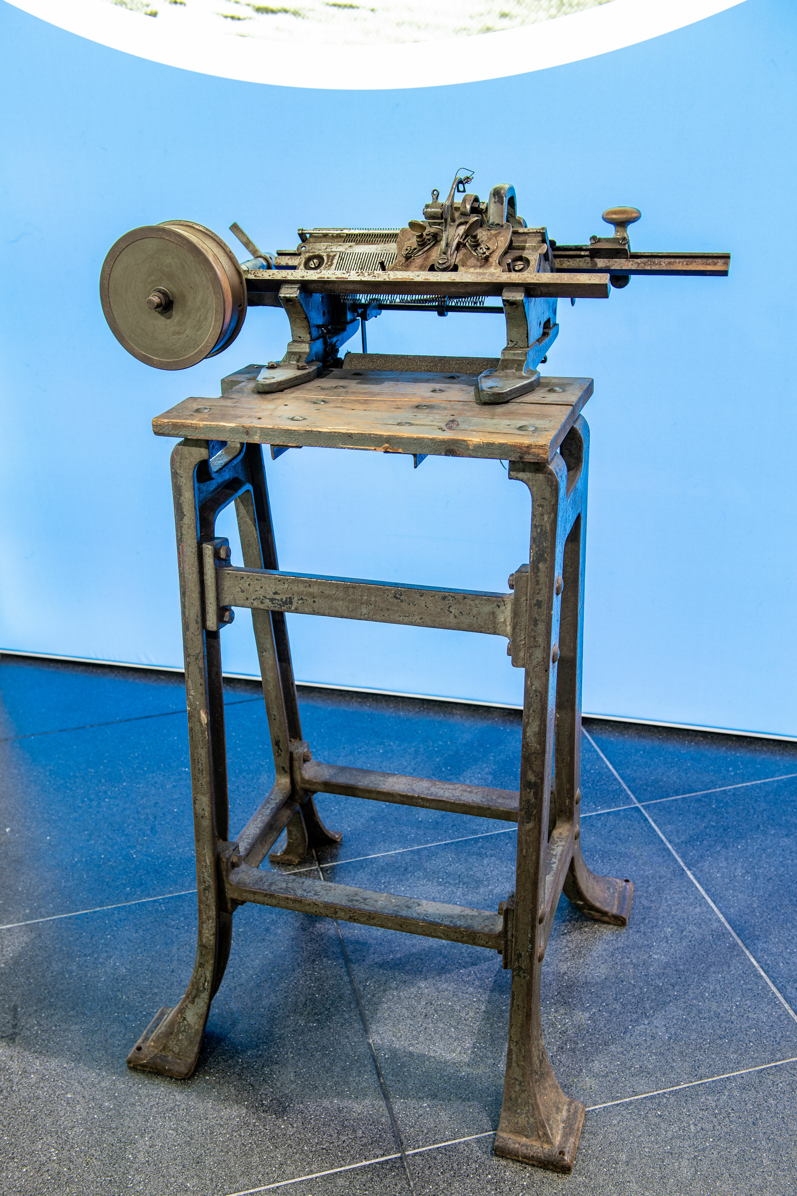 App ins Museum: Audi Tradition goes digital mit neuer Sonderausstellung „Der fünfte Ring“ - Exponat aus der neuen Sonderausstellung „Der fünfte Ring“ im Audi museum mobile: eine Strickmaschine aus den 1880er Jahren.