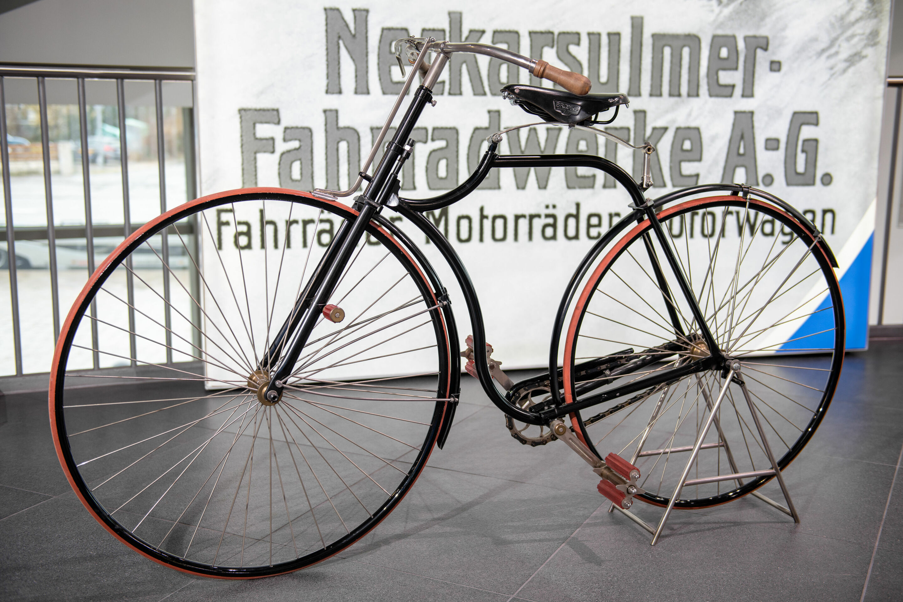 App ins Museum: Audi Tradition goes digital mit neuer Sonderausstellung „Der fünfte Ring“ - Exponat aus der neuen Sonderausstellung „Der fünfte Ring“ im Audi museum mobile: NSU Sicherheits-Zweirad „Pfeil“.