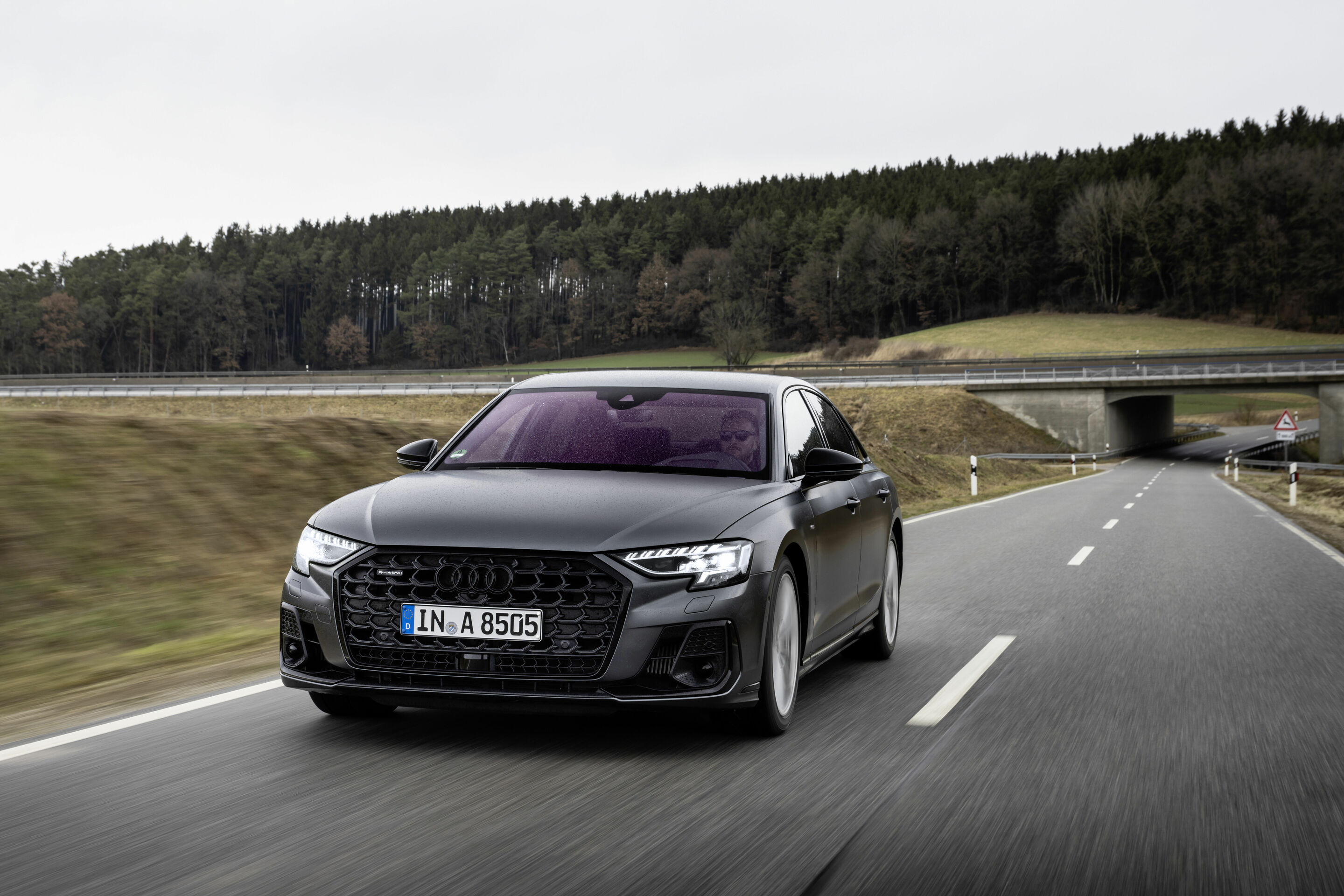 Audi A8 - Fahraufnahme,
Farbe: Daytonagrau Matteffekt