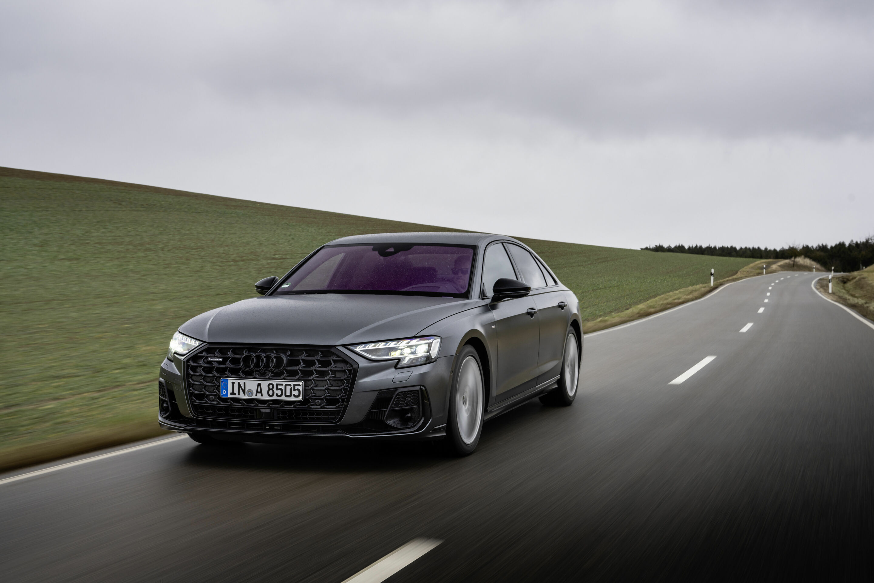Audi A8 - Fahraufnahme,
Farbe: Daytonagrau Matteffekt