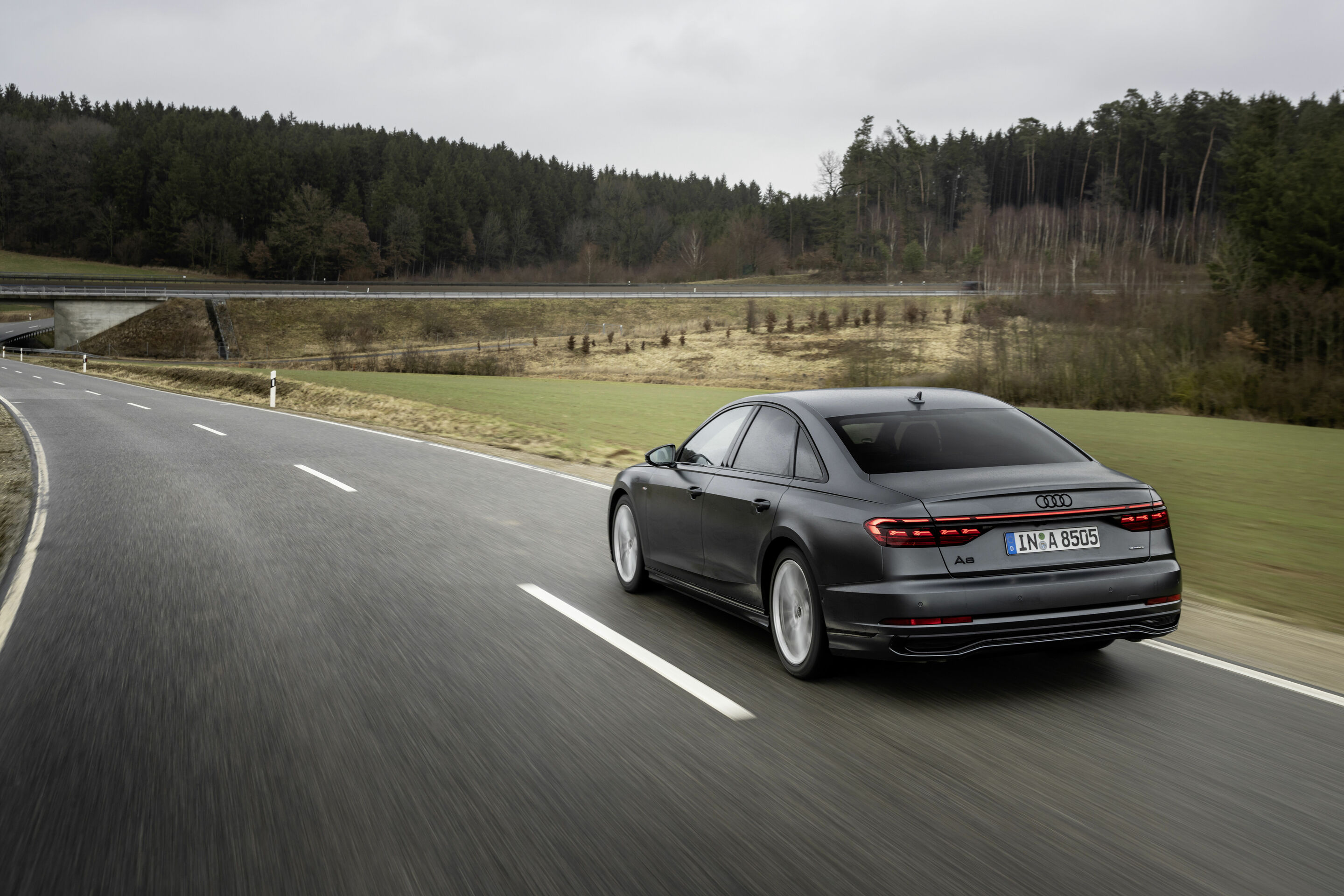 Audi A8 - Fahraufnahme,
Farbe: Daytonagrau Matteffekt