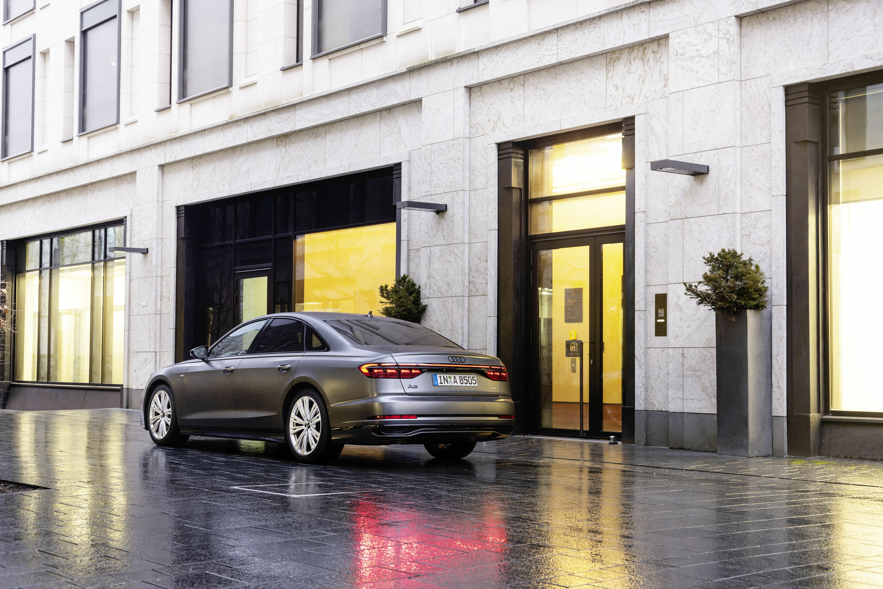 Audi A8 - Standaufnahme,
Farbe: Daytonagrau Matteffekt