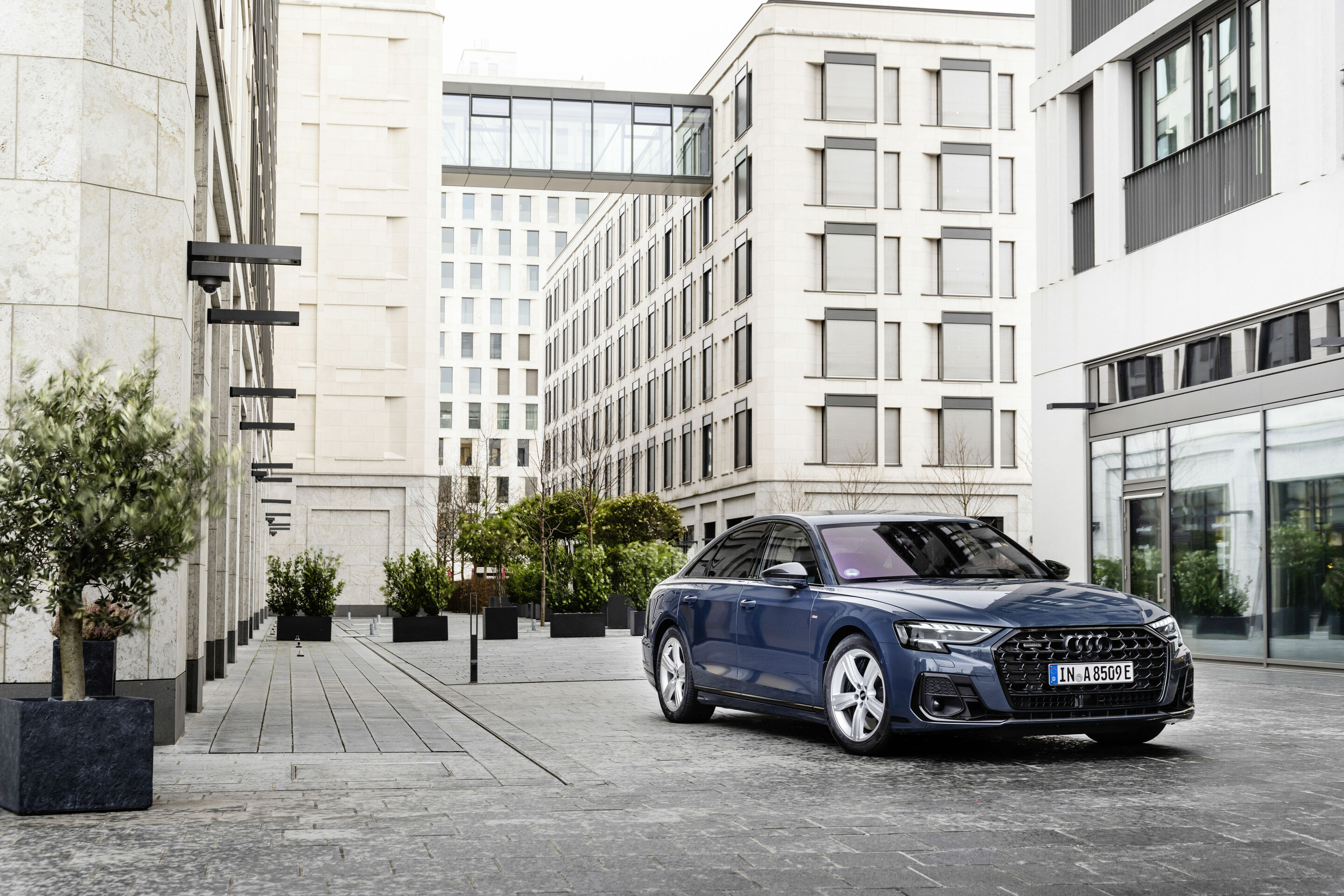 Audi A8 TFSI e - Standaufnahme,
Farbe: Plasmablau
