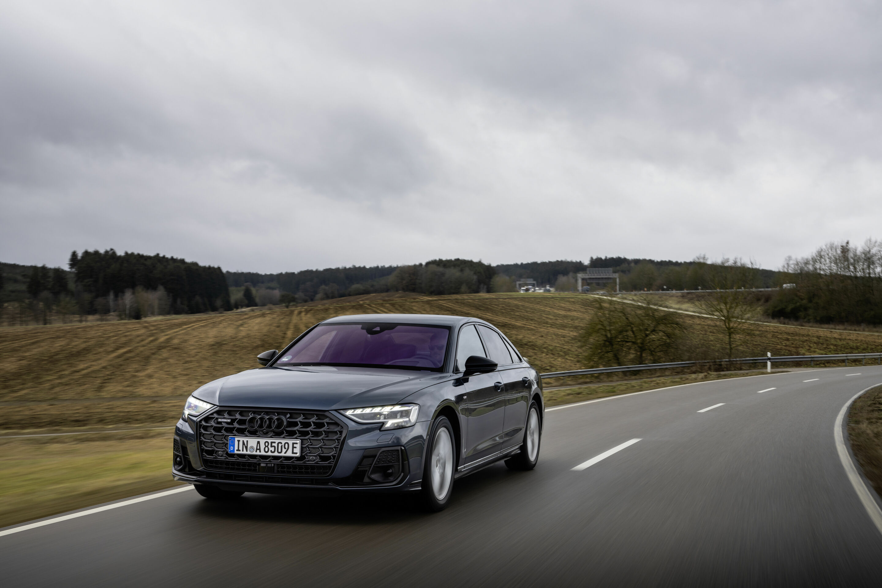 Audi A8 TFSI e - Fahraufnahme,
Farbe: Plasmablau