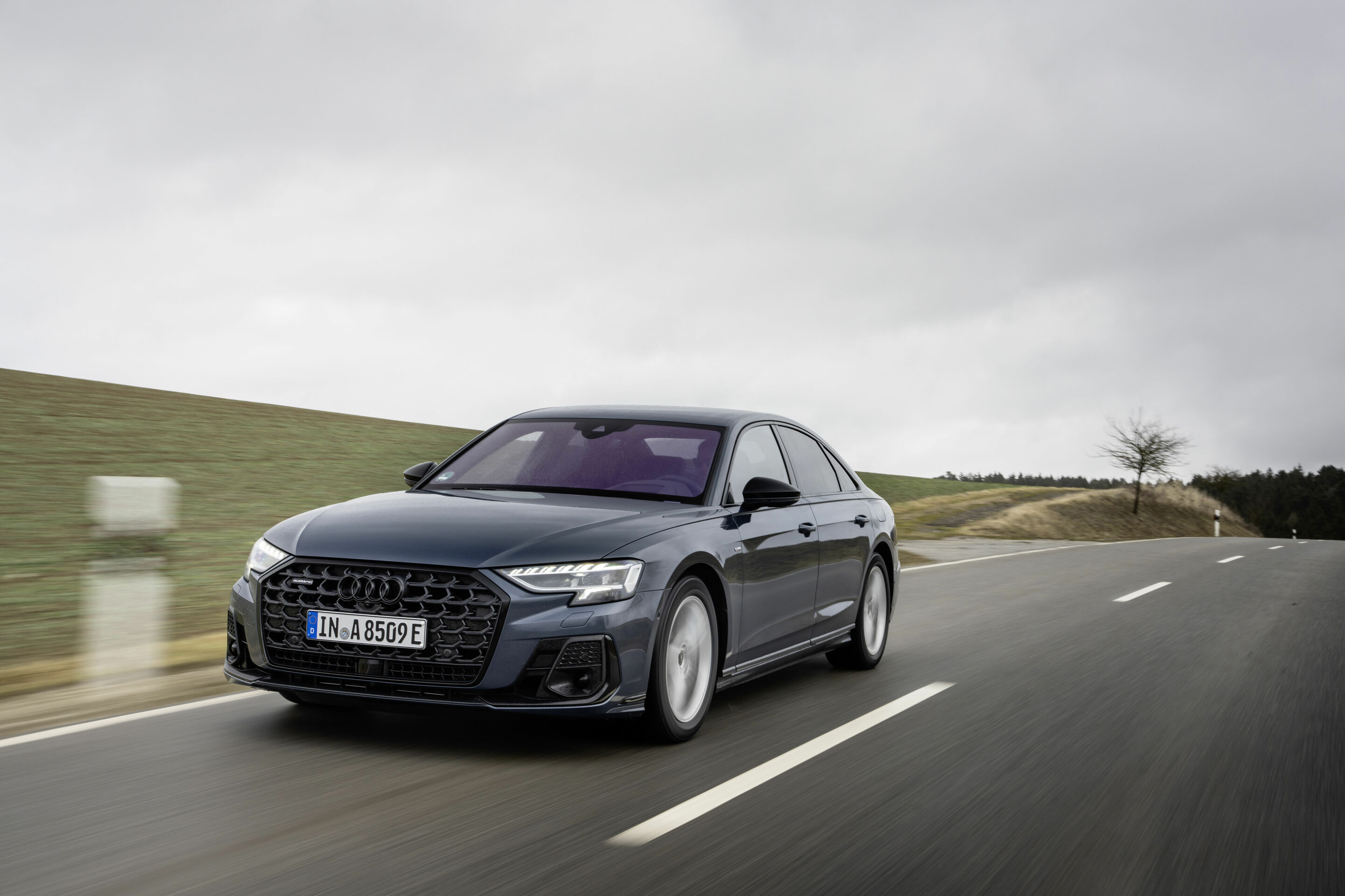 Audi A8 TFSI e - Fahraufnahme,
Farbe: Plasmablau