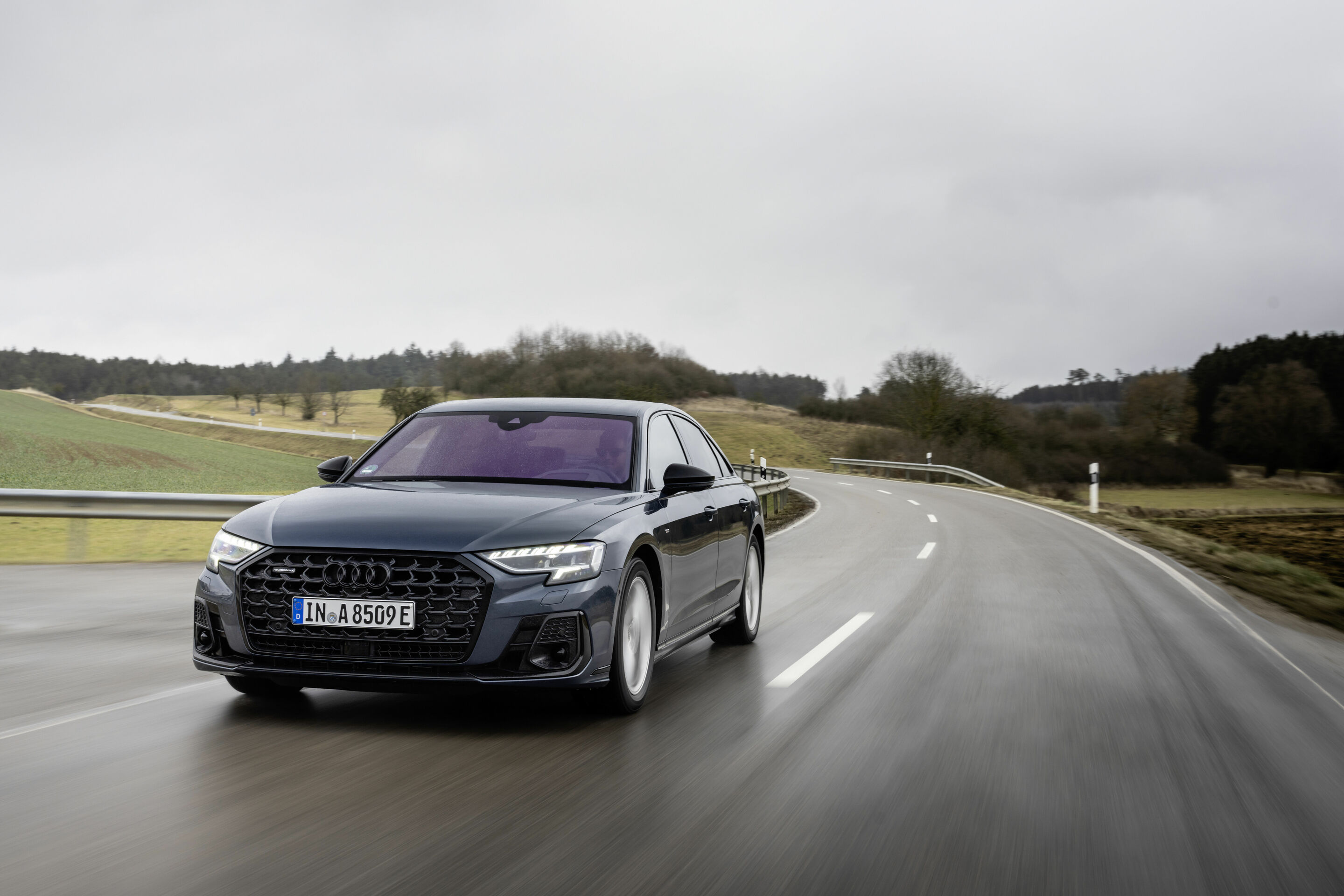 Audi A8 TFSI e - Fahraufnahme,
Farbe: Plasmablau