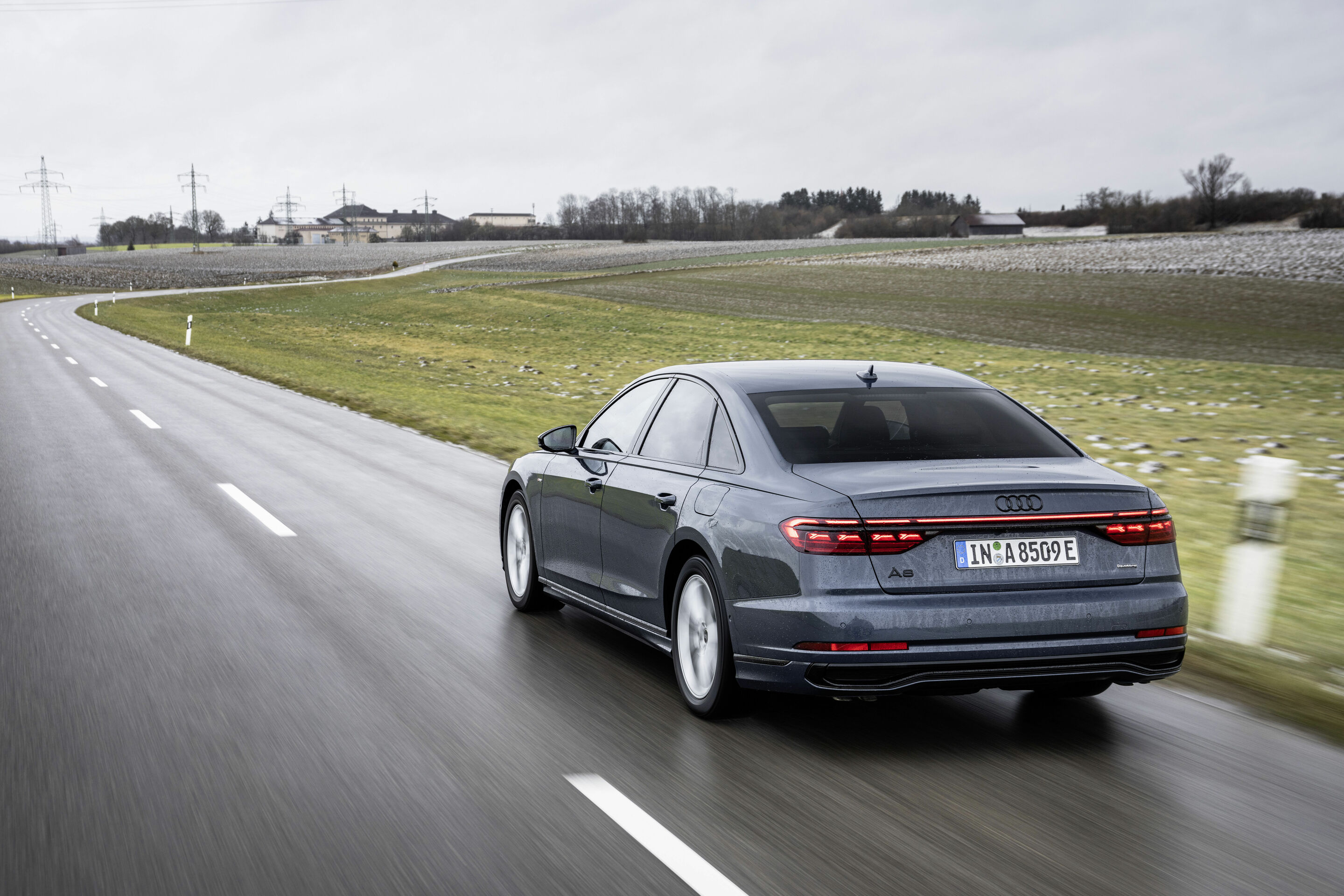 Audi A8 TFSI e - Fahraufnahme,
Farbe: Plasmablau