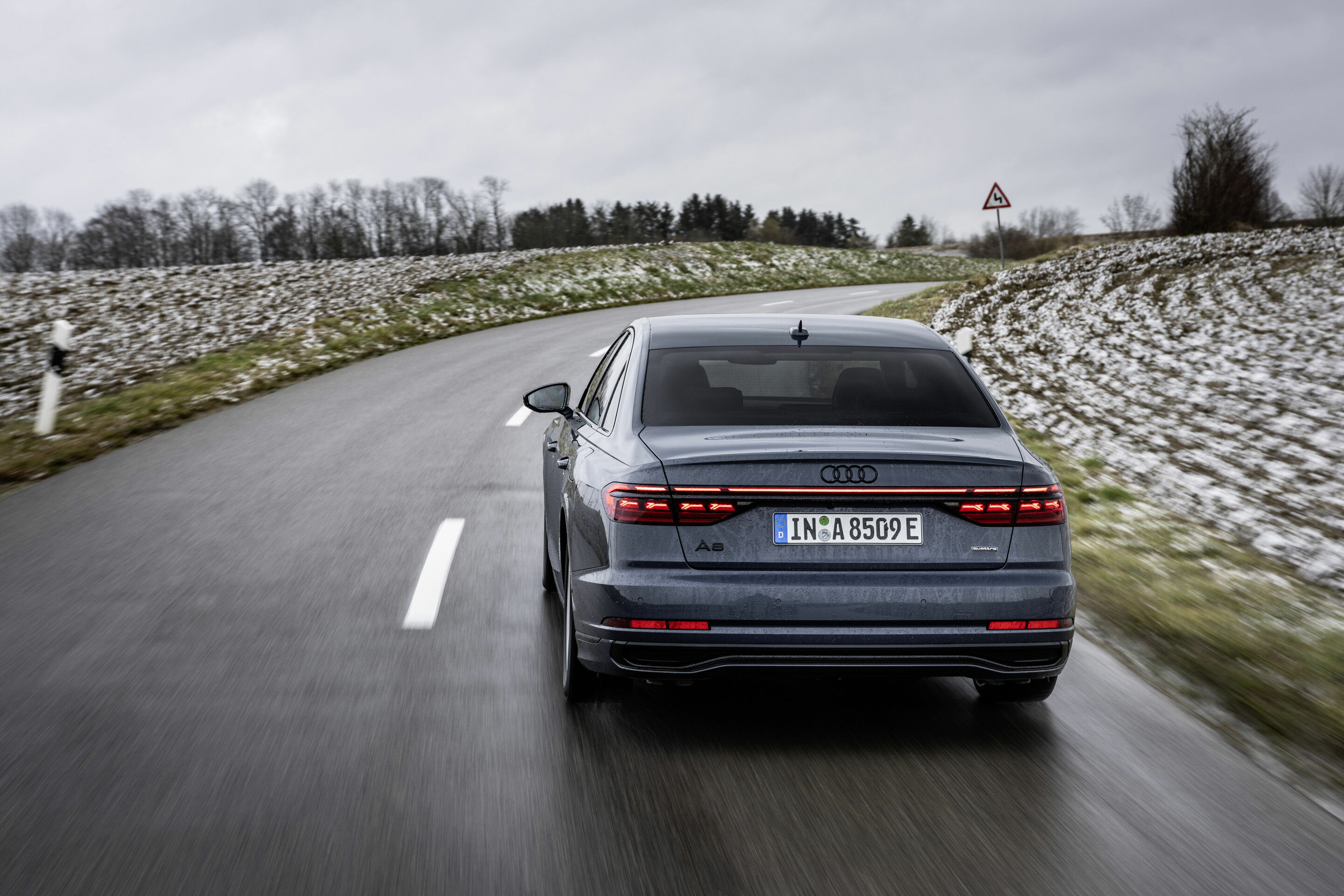 Audi A8 TFSI e - Fahraufnahme,
Farbe: Plasmablau