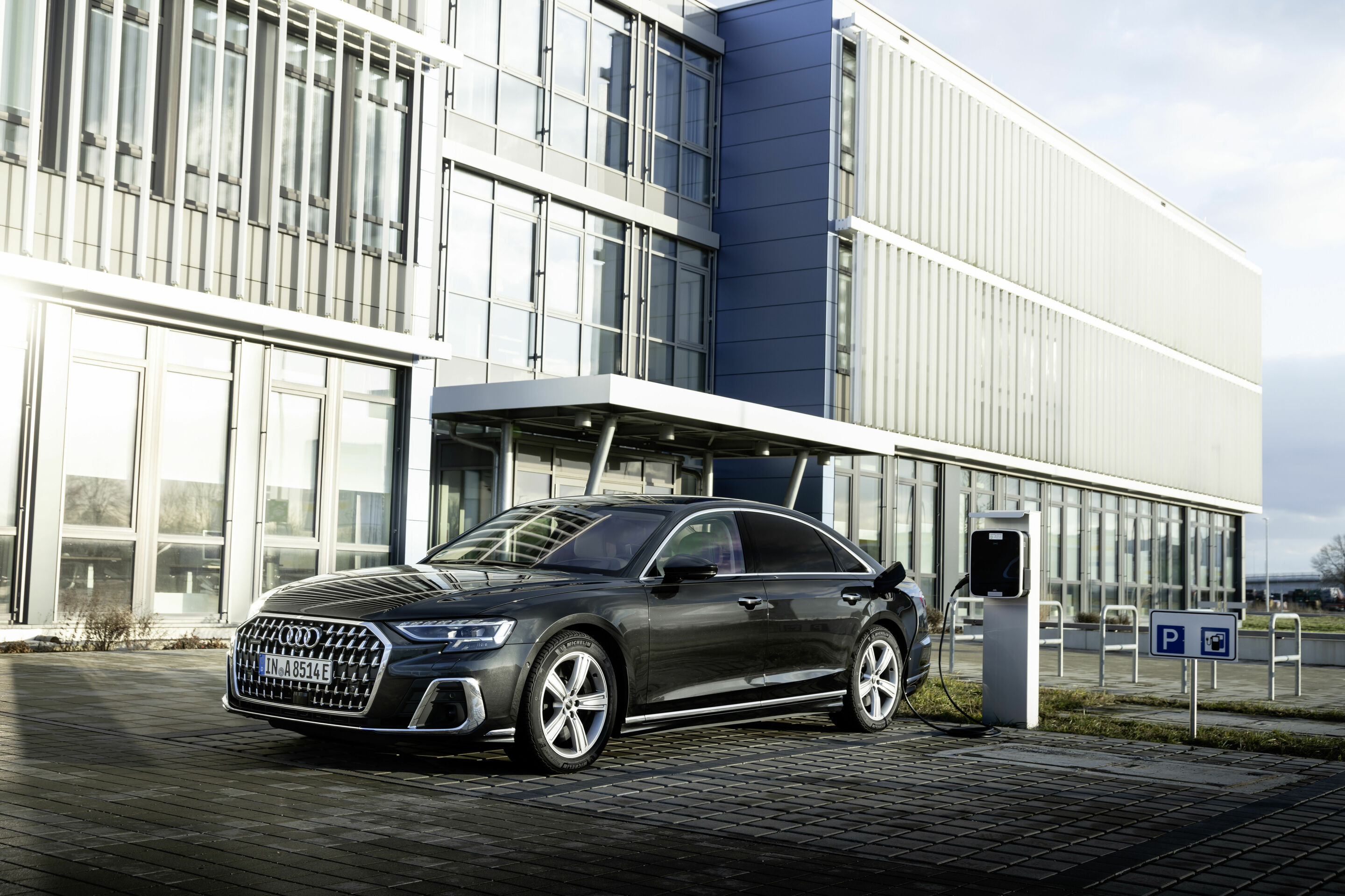Audi A8 L TFSI e - Standaufnahme,
Farbe: Vesuvgrau