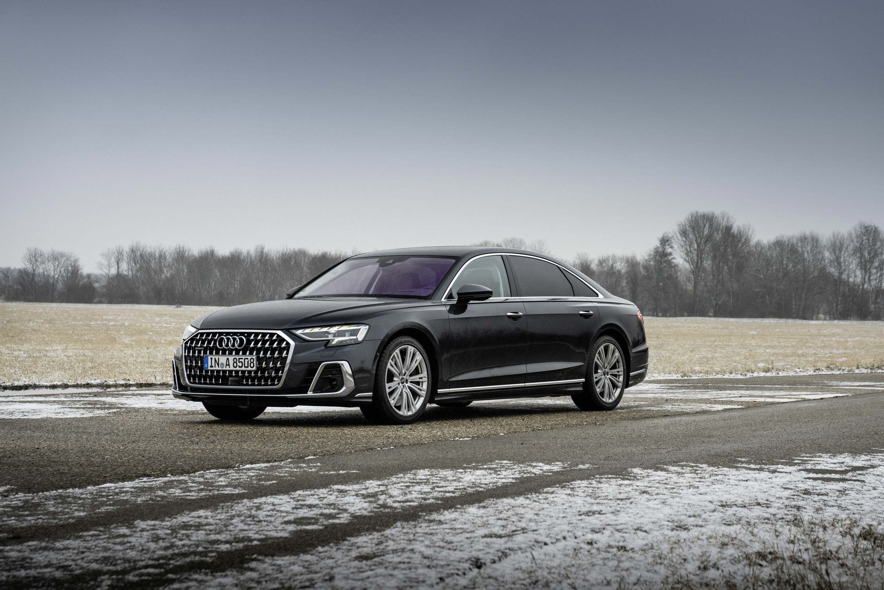 Audi A8 L TFSI e - Standaufnahme,
Farbe: Vesuvgrau