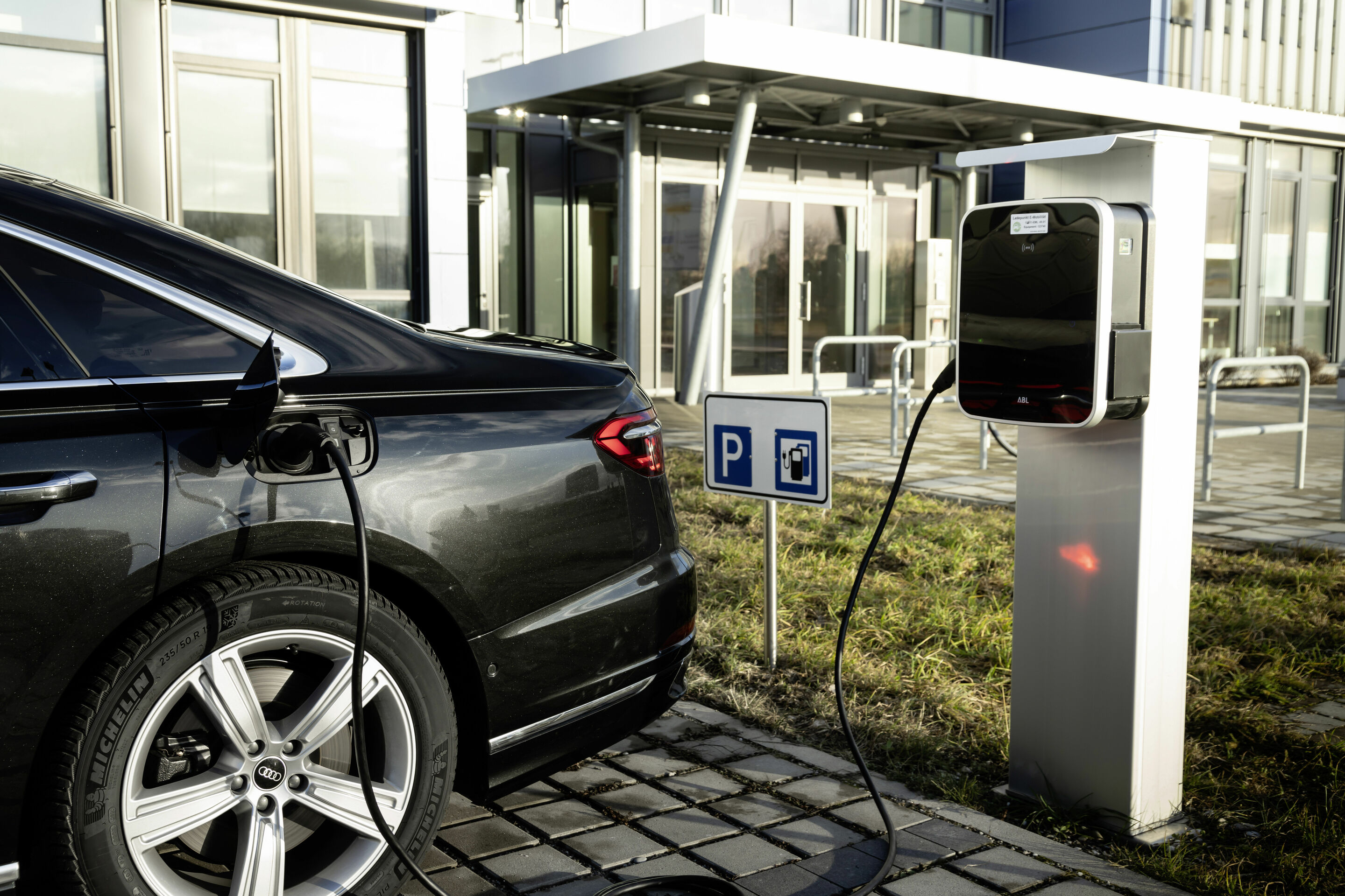 Audi A8 L TFSI e - Standaufnahme,
Farbe: Vesuvgrau