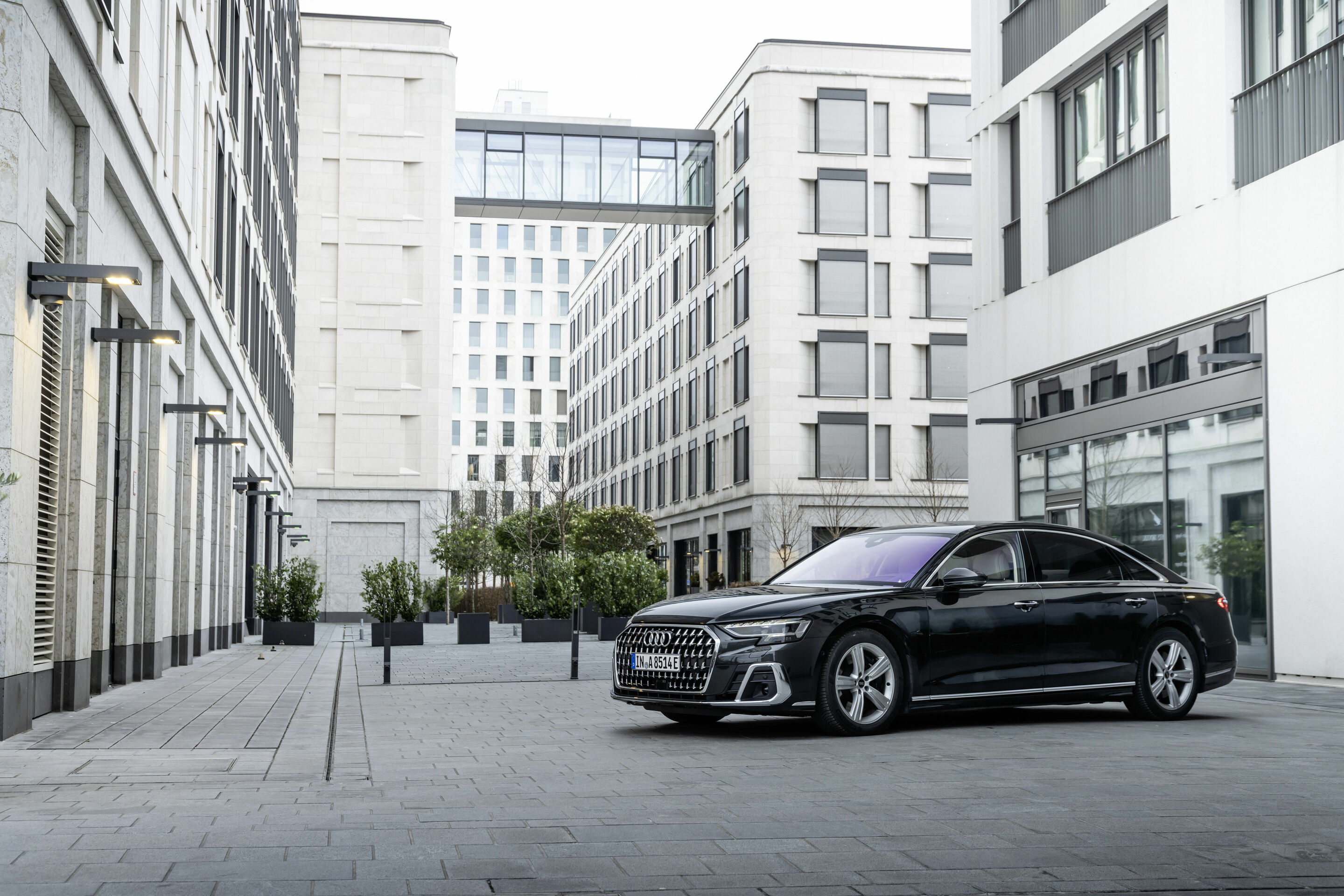 Audi A8 L TFSI e - Standaufnahme,
Farbe: Vesuvgrau