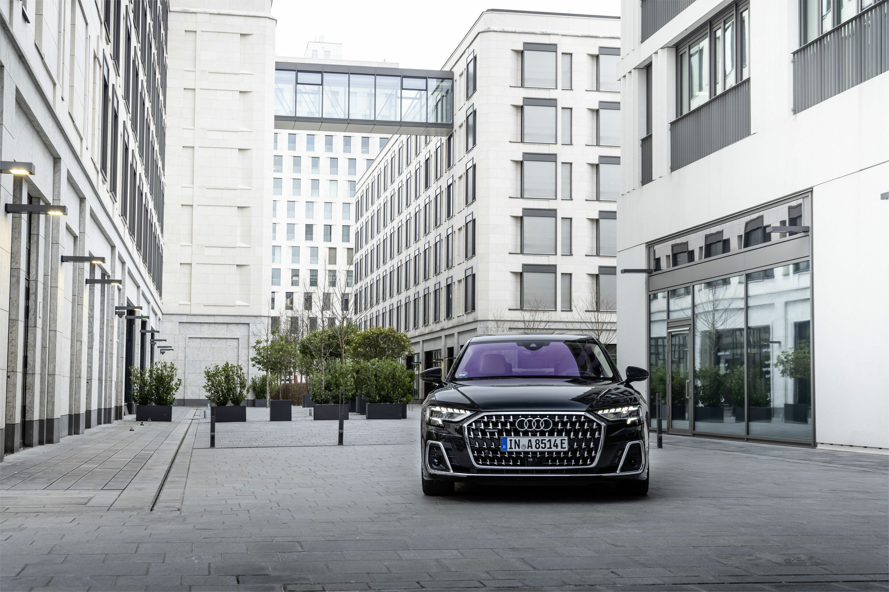 Audi A8 L TFSI e - Standaufnahme,
Farbe: Vesuvgrau
