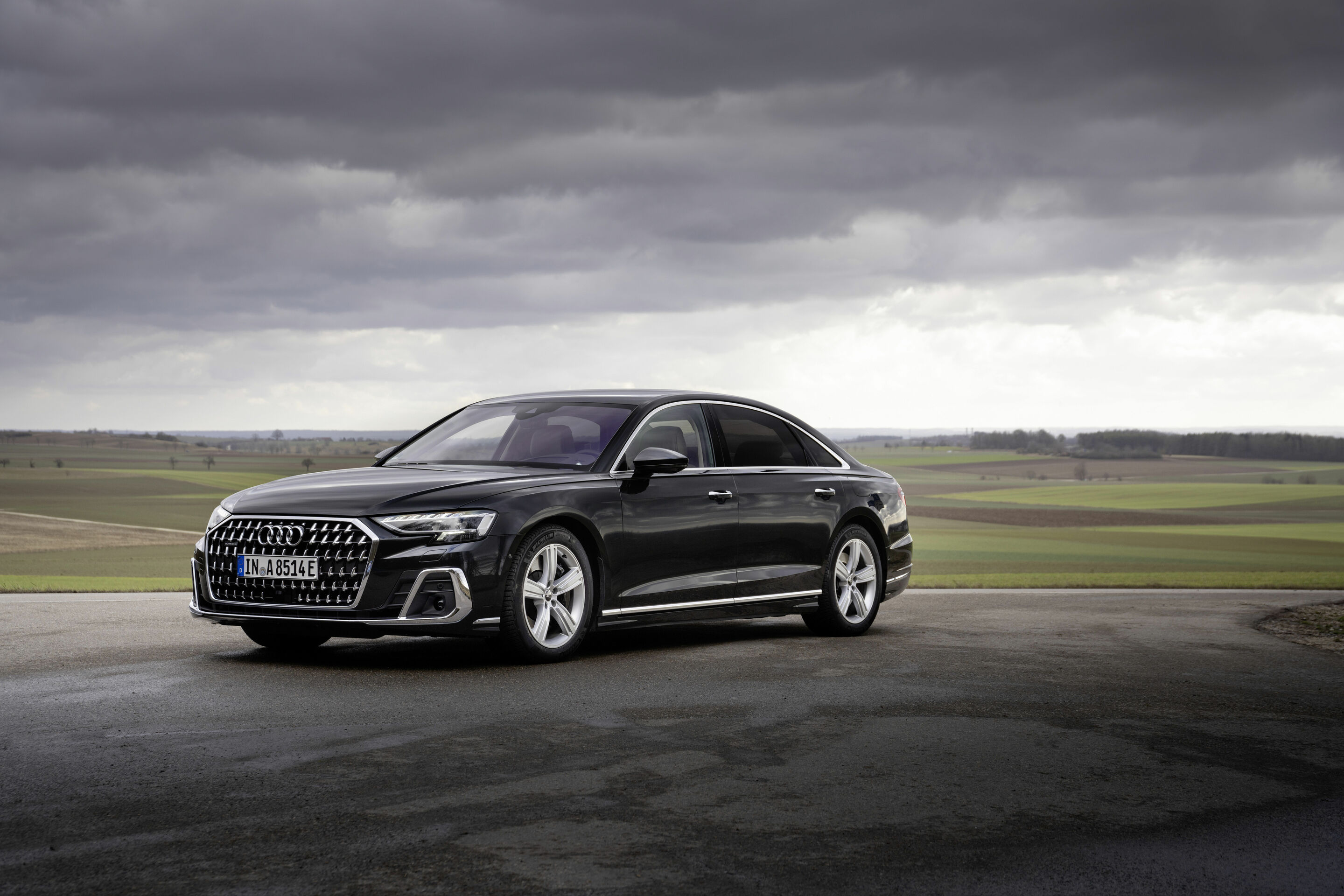 Audi A8 L TFSI e - Standaufnahme,
Farbe: Vesuvgrau