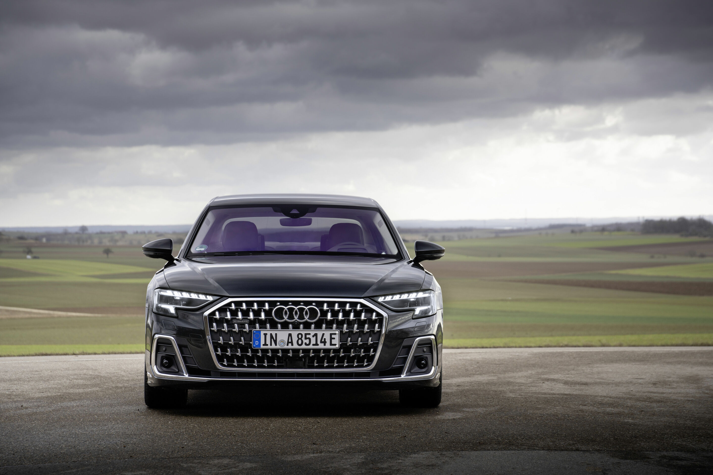 Audi A8 L TFSI e - Standaufnahme,
Farbe: Vesuvgrau