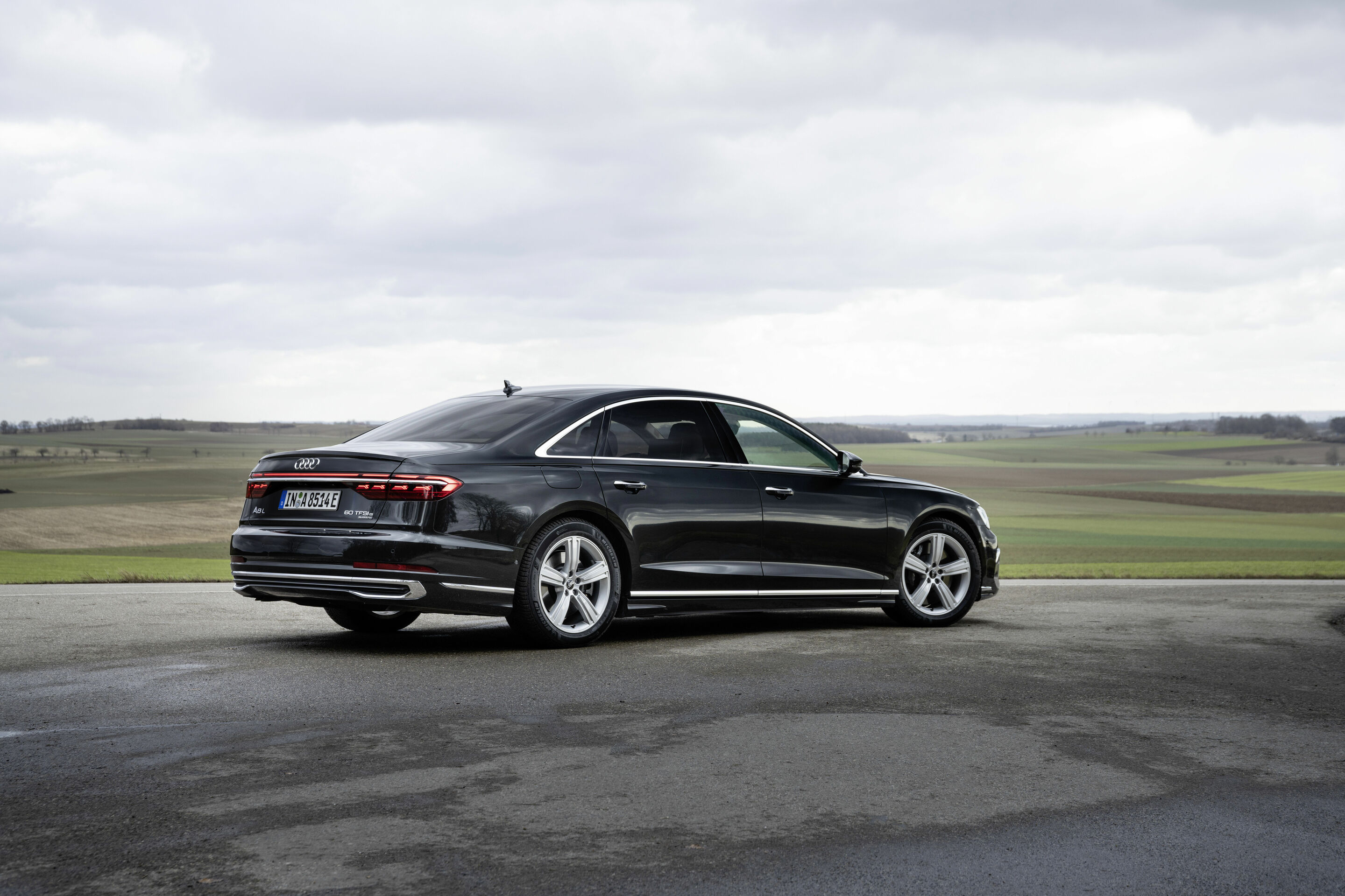 Audi A8 L TFSI e - Standaufnahme,
Farbe: Vesuvgrau