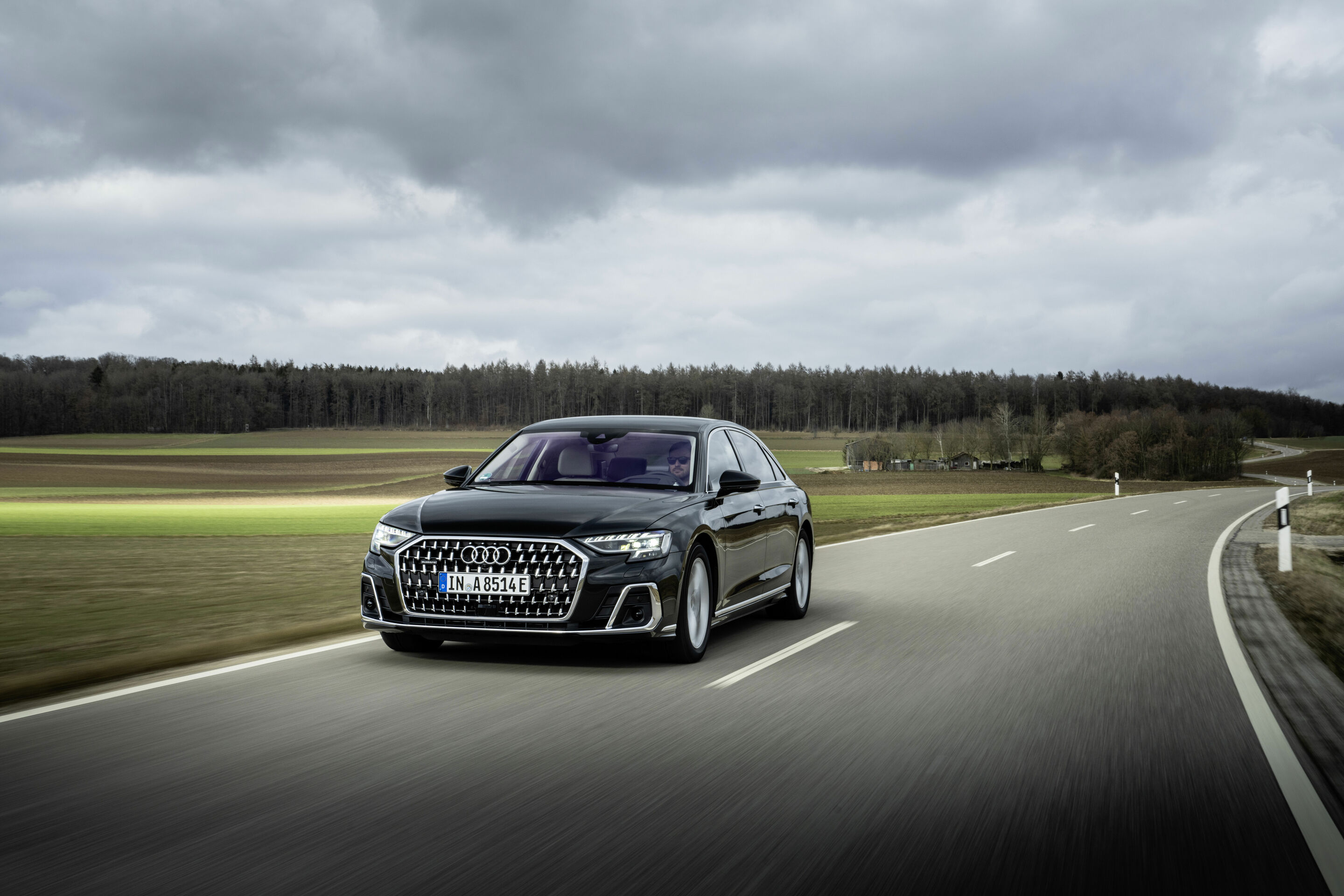 Audi A8 L TFSI e - Fahraufnahme,
Farbe: Vesuvgrau