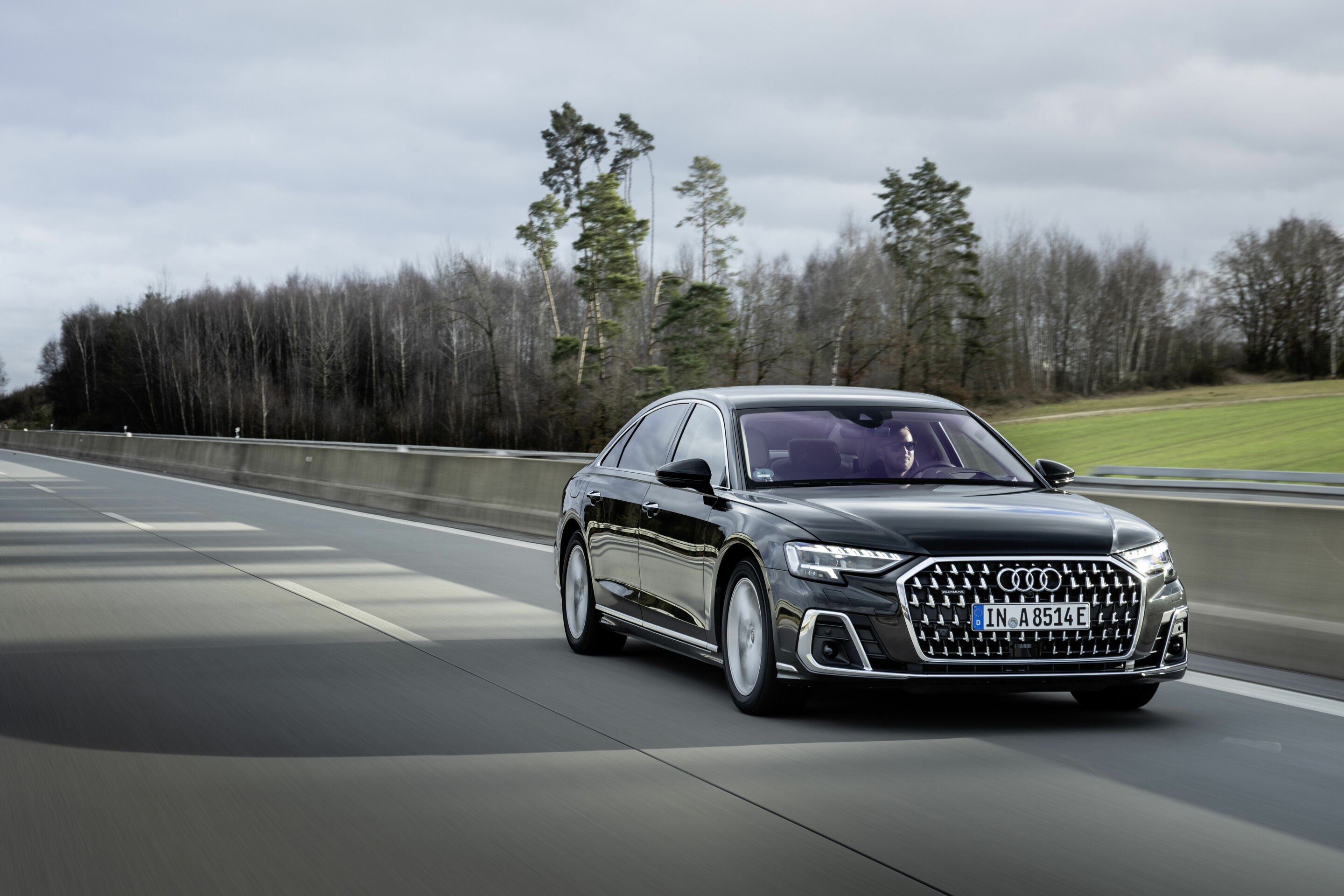 Audi A8 L TFSI e - Fahraufnahme,
Farbe: Vesuvgrau