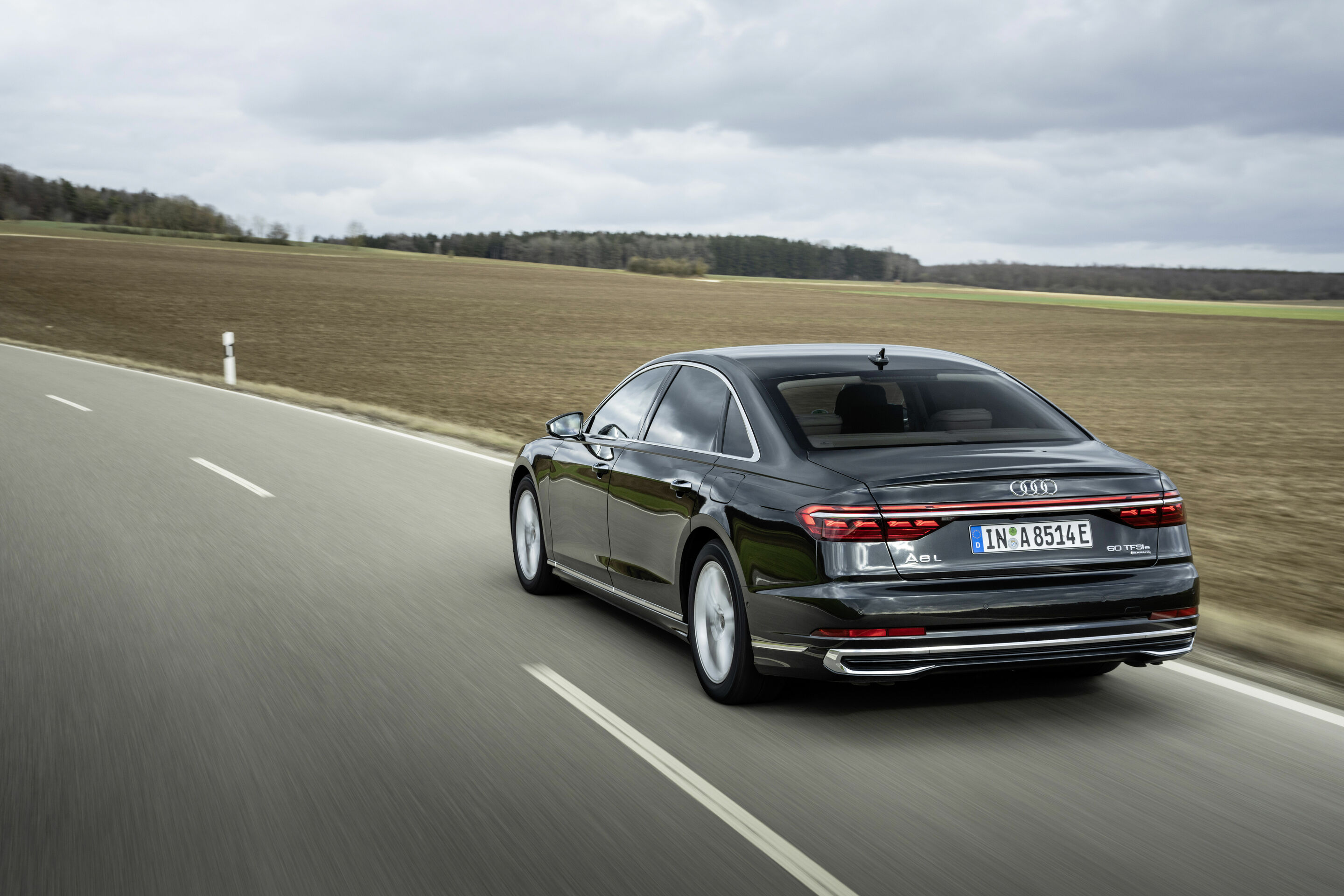 Audi A8 L TFSI e - Fahraufnahme,
Farbe: Vesuvgrau