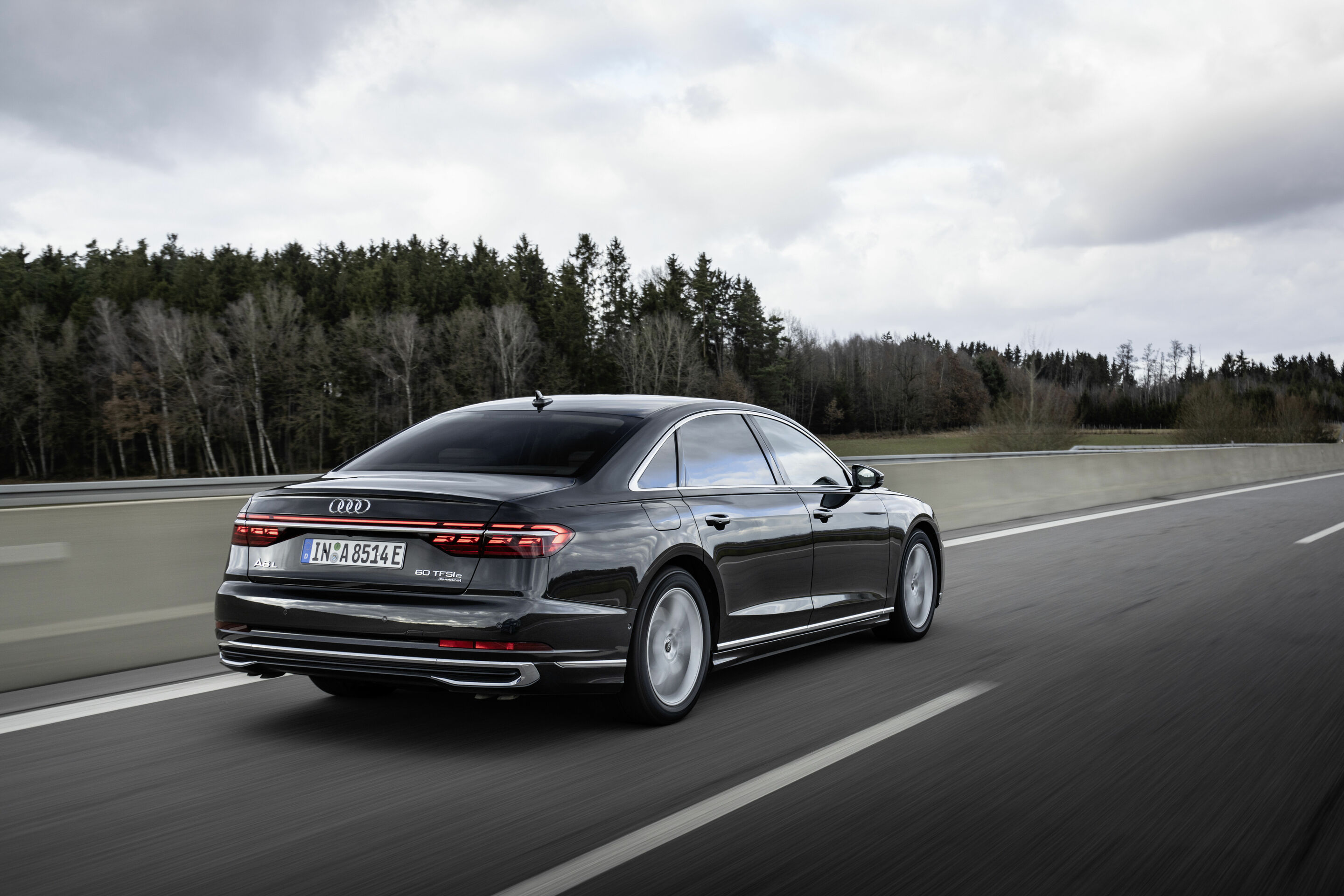 Audi A8 L TFSI e - Fahraufnahme,
Farbe: Vesuvgrau