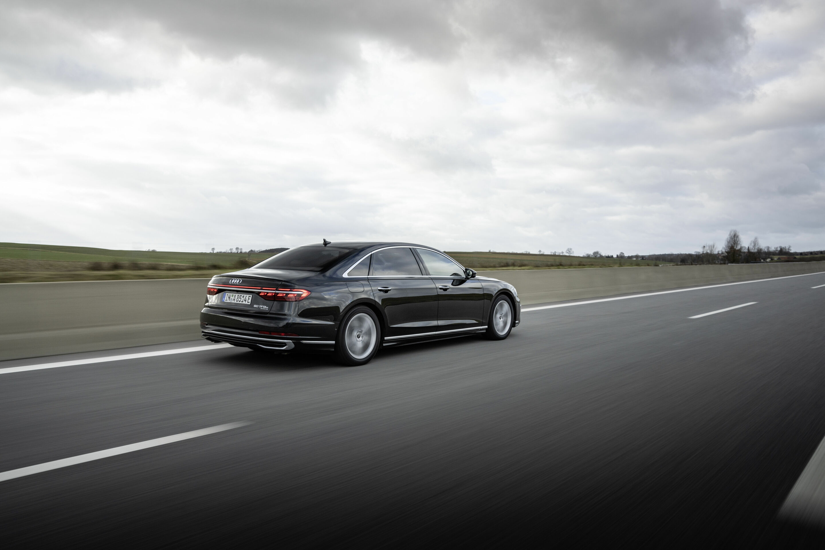 Audi A8 L TFSI e - Fahraufnahme,
Farbe: Vesuvgrau