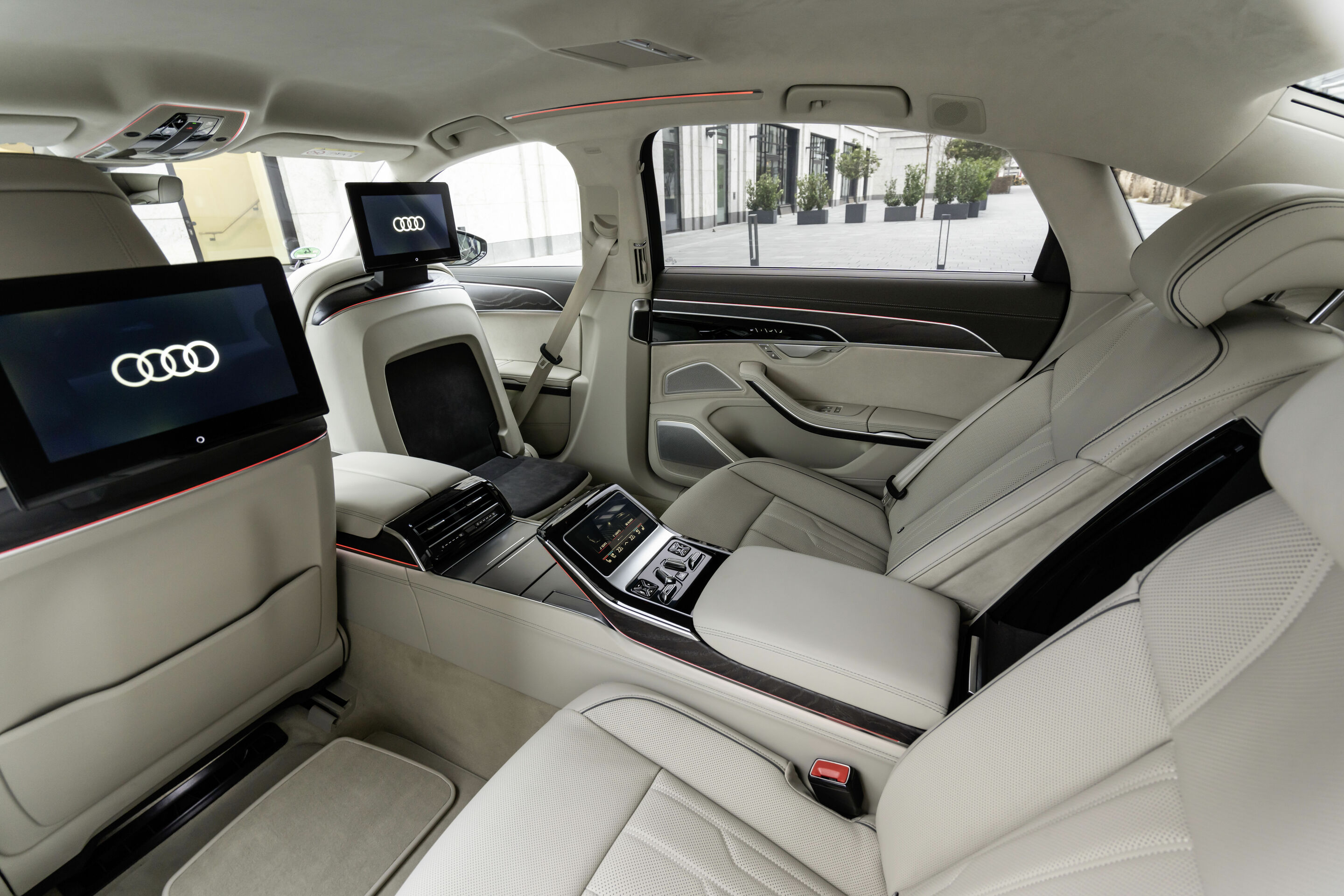 Audi A8 L TFSI e - Interior