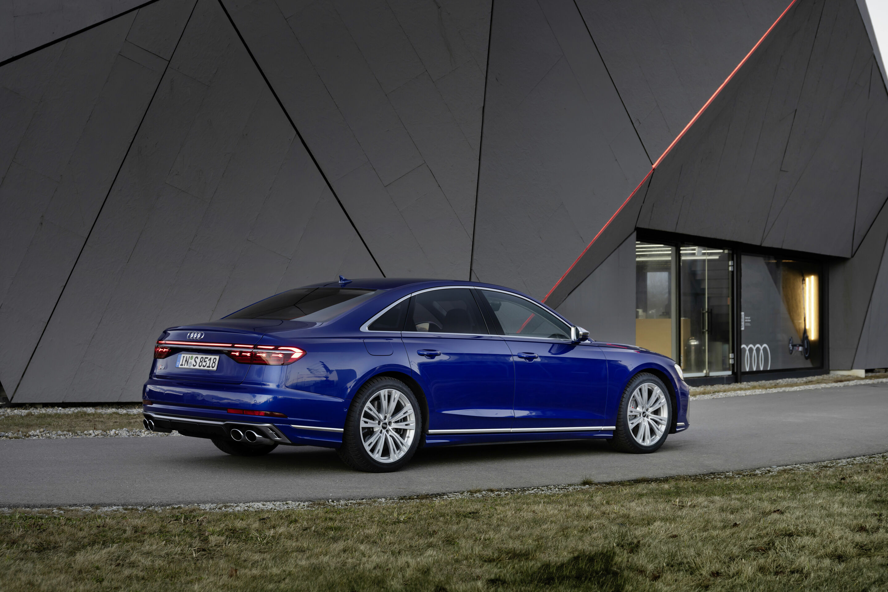 Audi S8 - Standaufnahme,
Farbe: Ultrablau