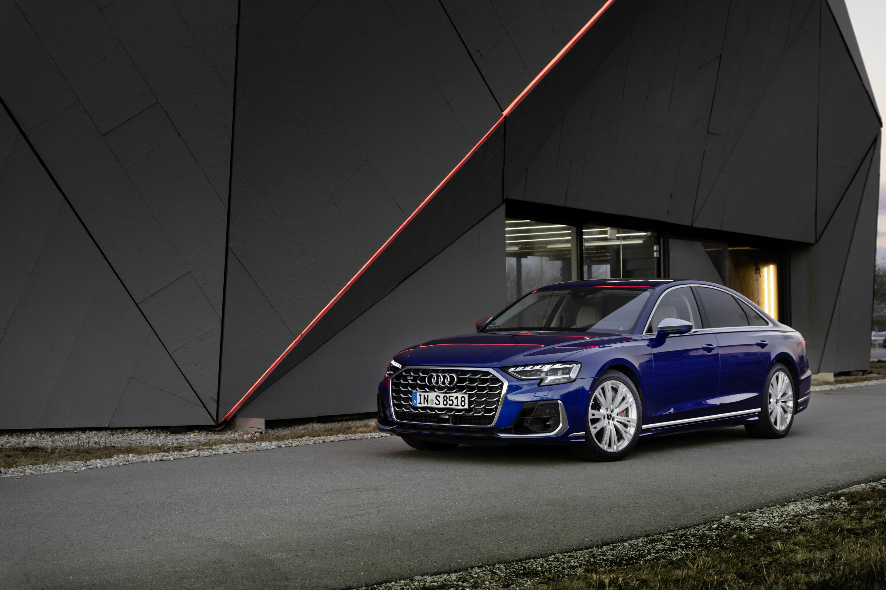 Audi S8 - Standaufnahme,
Farbe: Ultrablau