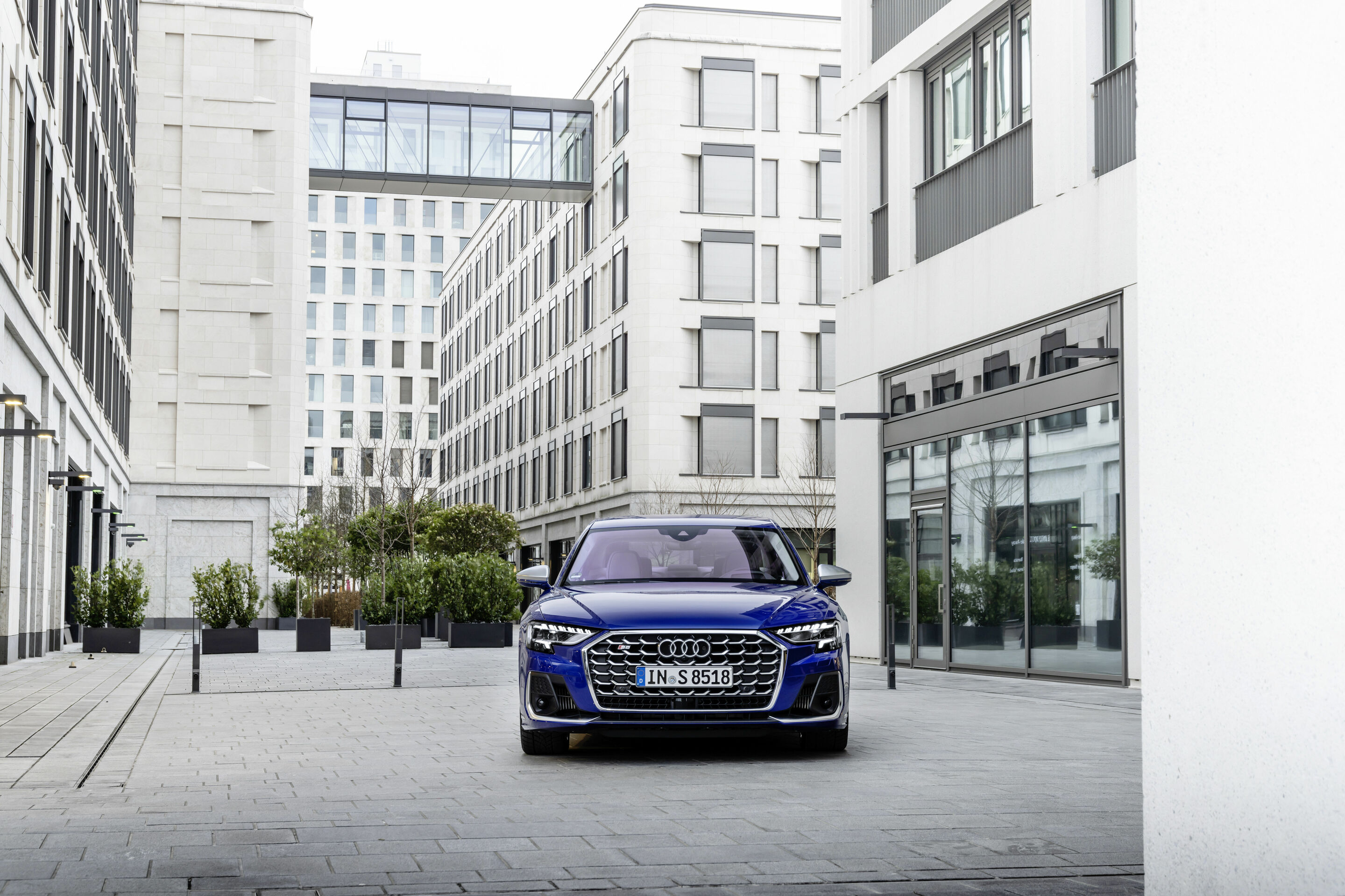 Audi S8 - Standaufnahme,
Farbe: Ultrablau