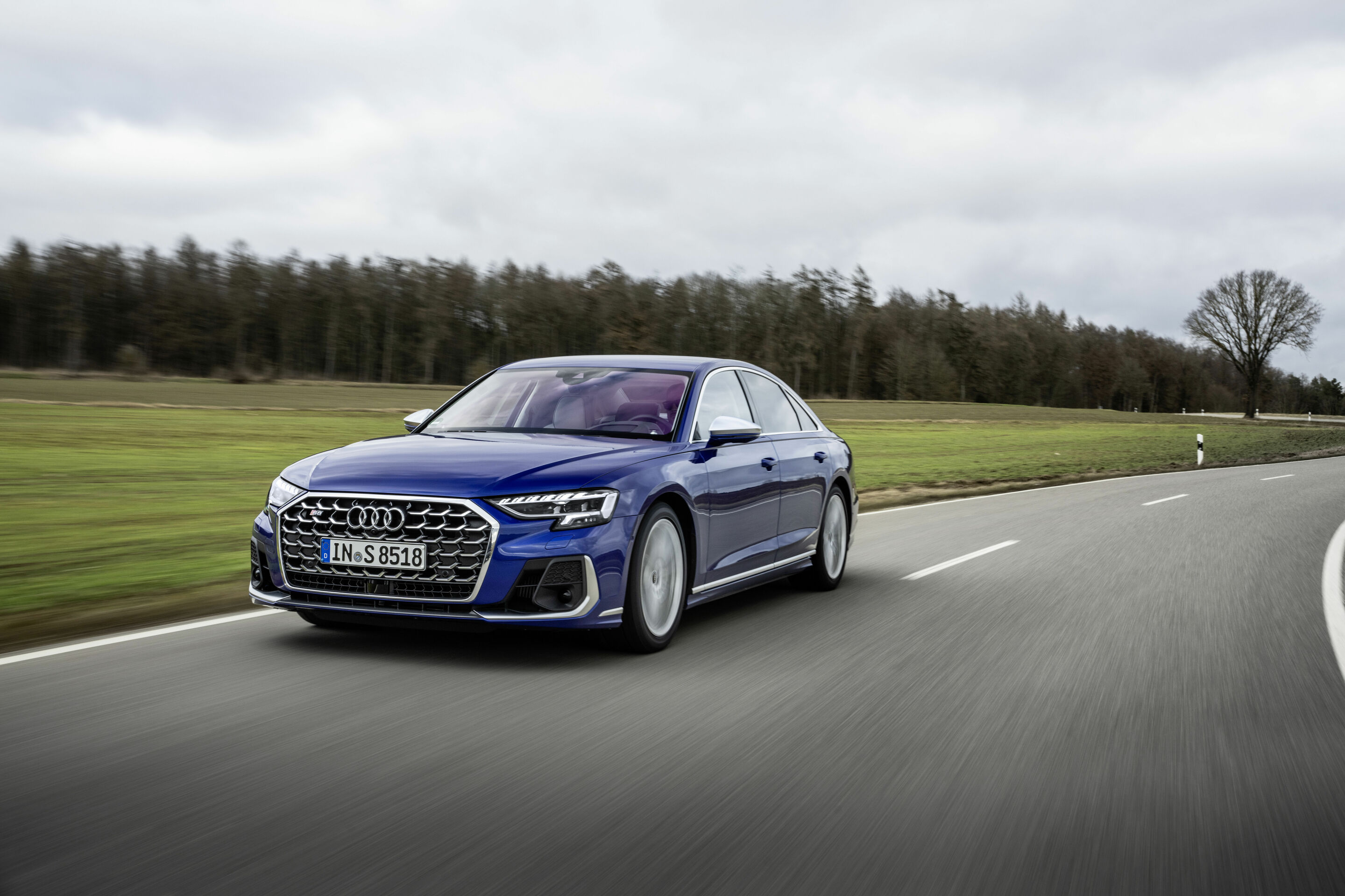 Audi S8 - Fahraufnahme,
Farbe: Ultrablau