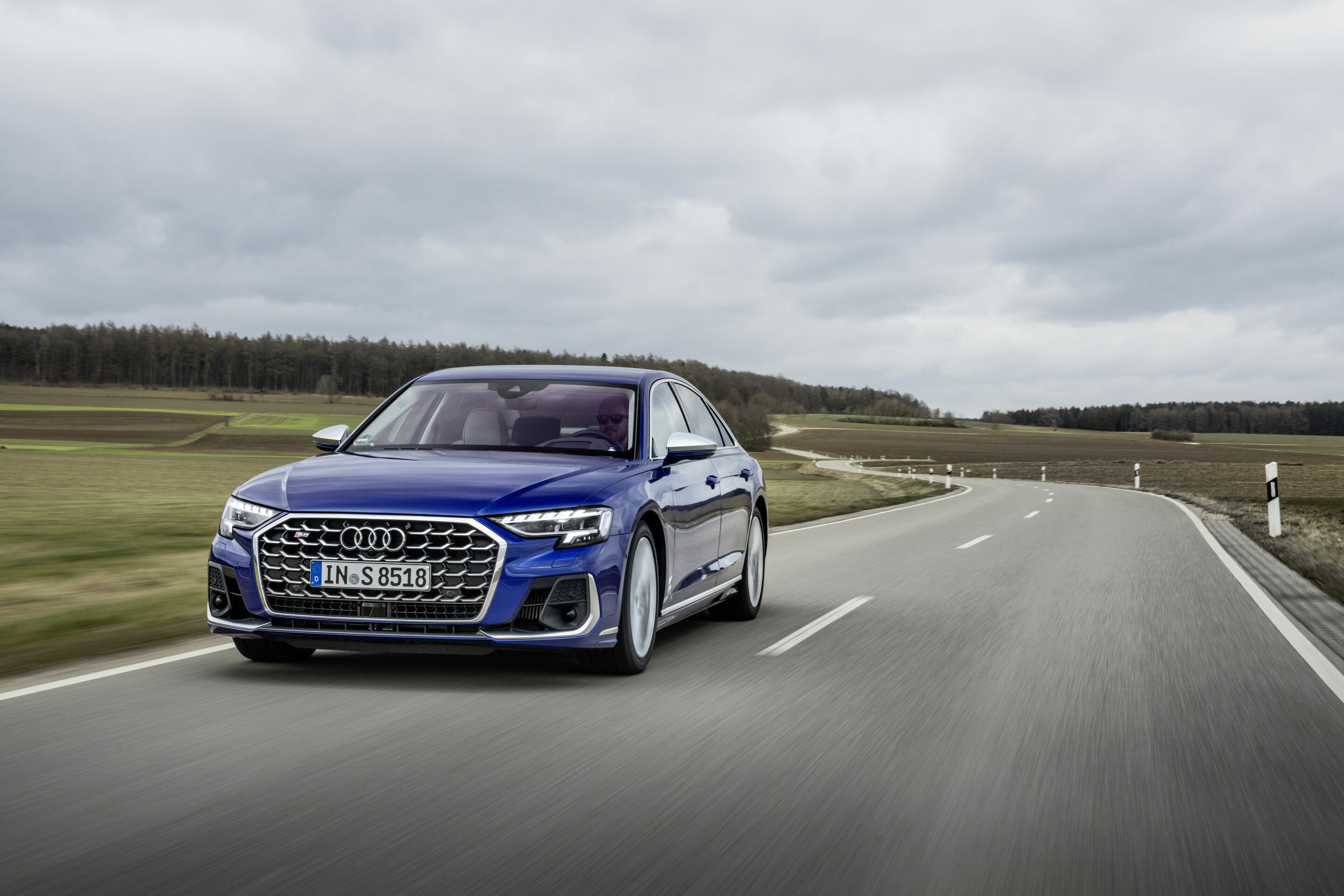 Audi S8 - Fahraufnahme,
Farbe: Ultrablau