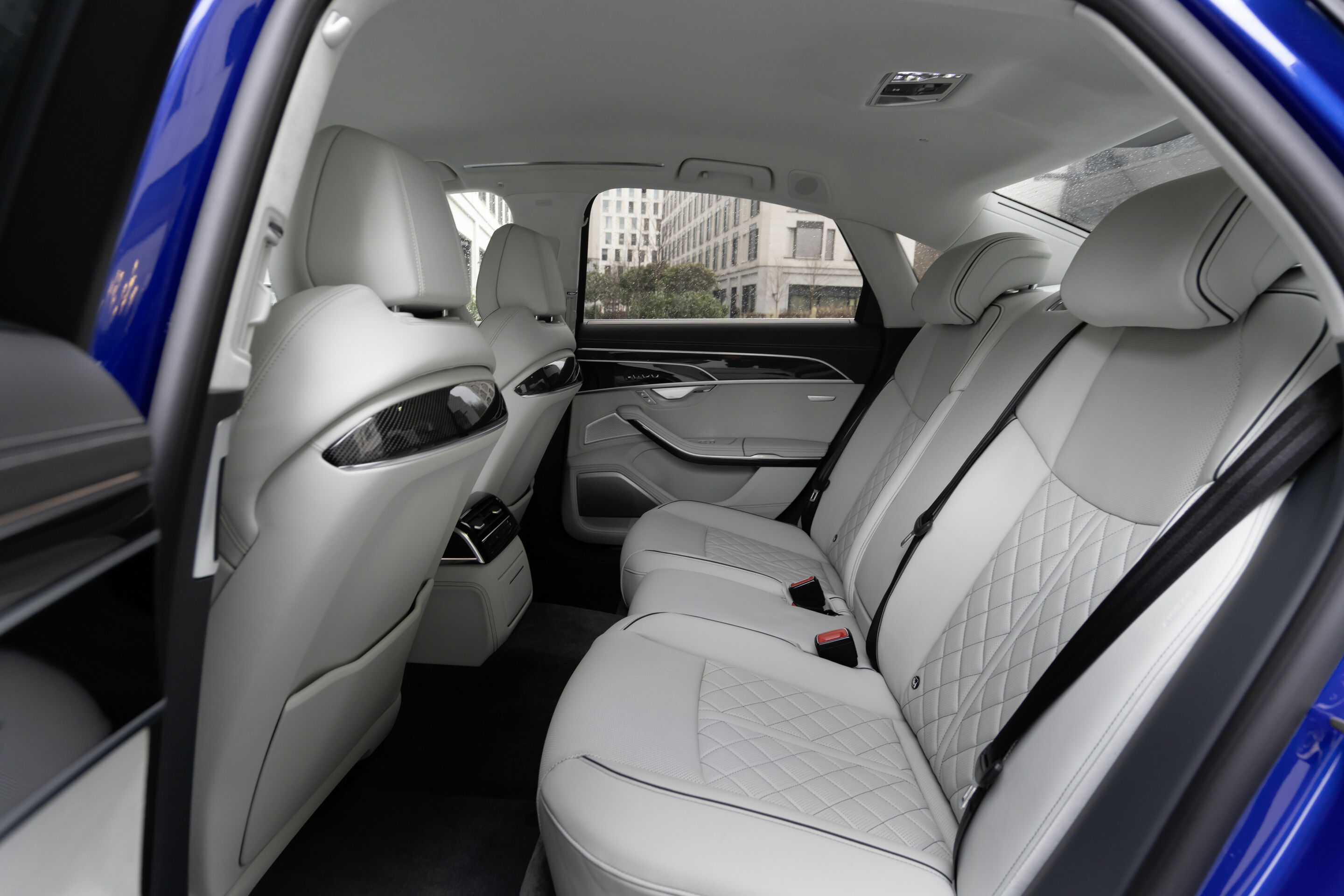 Audi S8 - Innenraum,
Farbe: Ultrablau