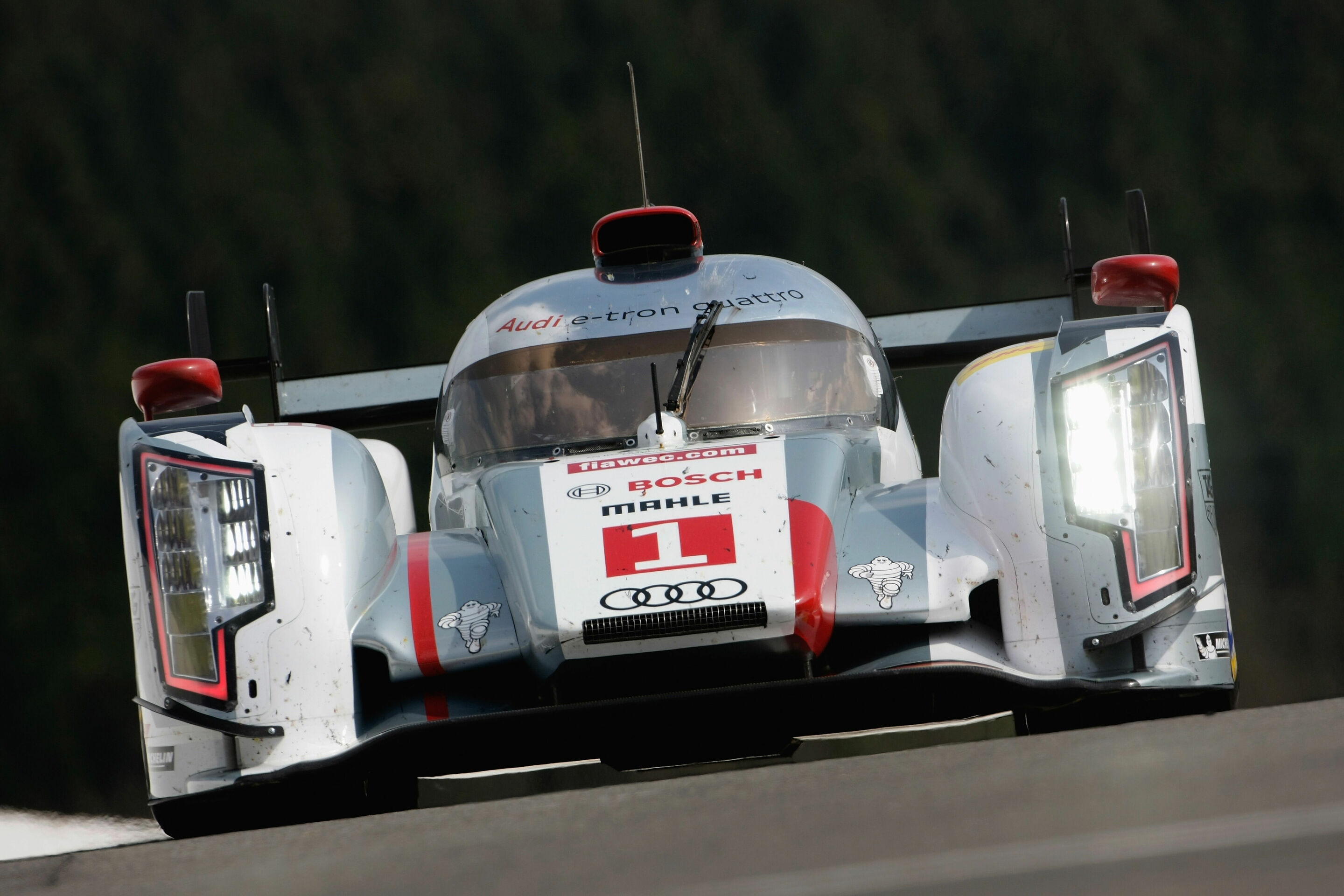 Audi in Le Mans: Vorsprung durch Effizienz - Noch sechs Wochen, dann feiern die 24 Stunden von Le Mans ihr 90-jähriges Jubiläum. Audi hat das wichtigste Langstrecken-Rennen der Welt seit 1999 wie kein anderer Automobilhersteller geprägt. Elf Siege bei...