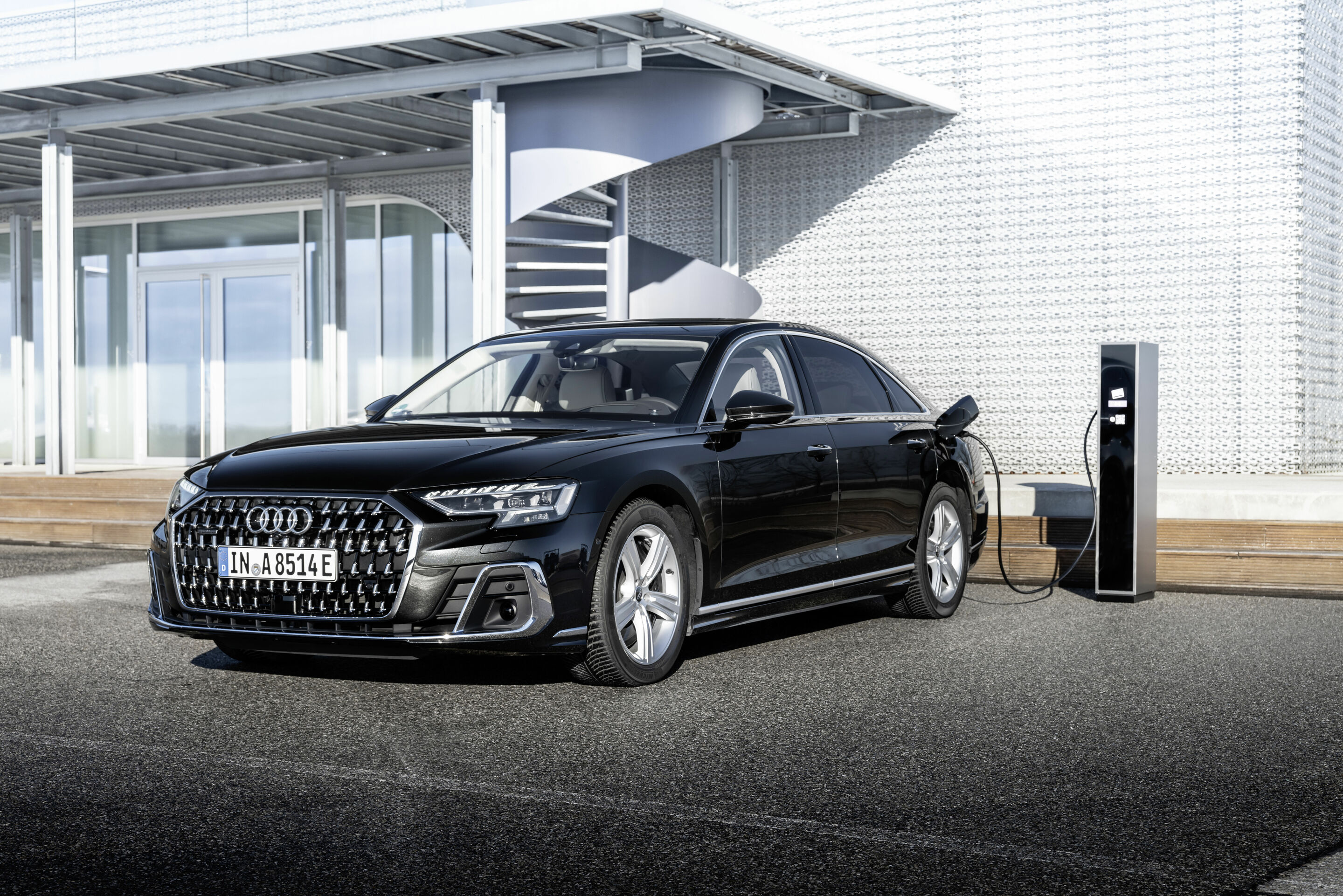 Audi A8 L TFSI e - Standaufnahme,
Farbe: Vesuvgrau