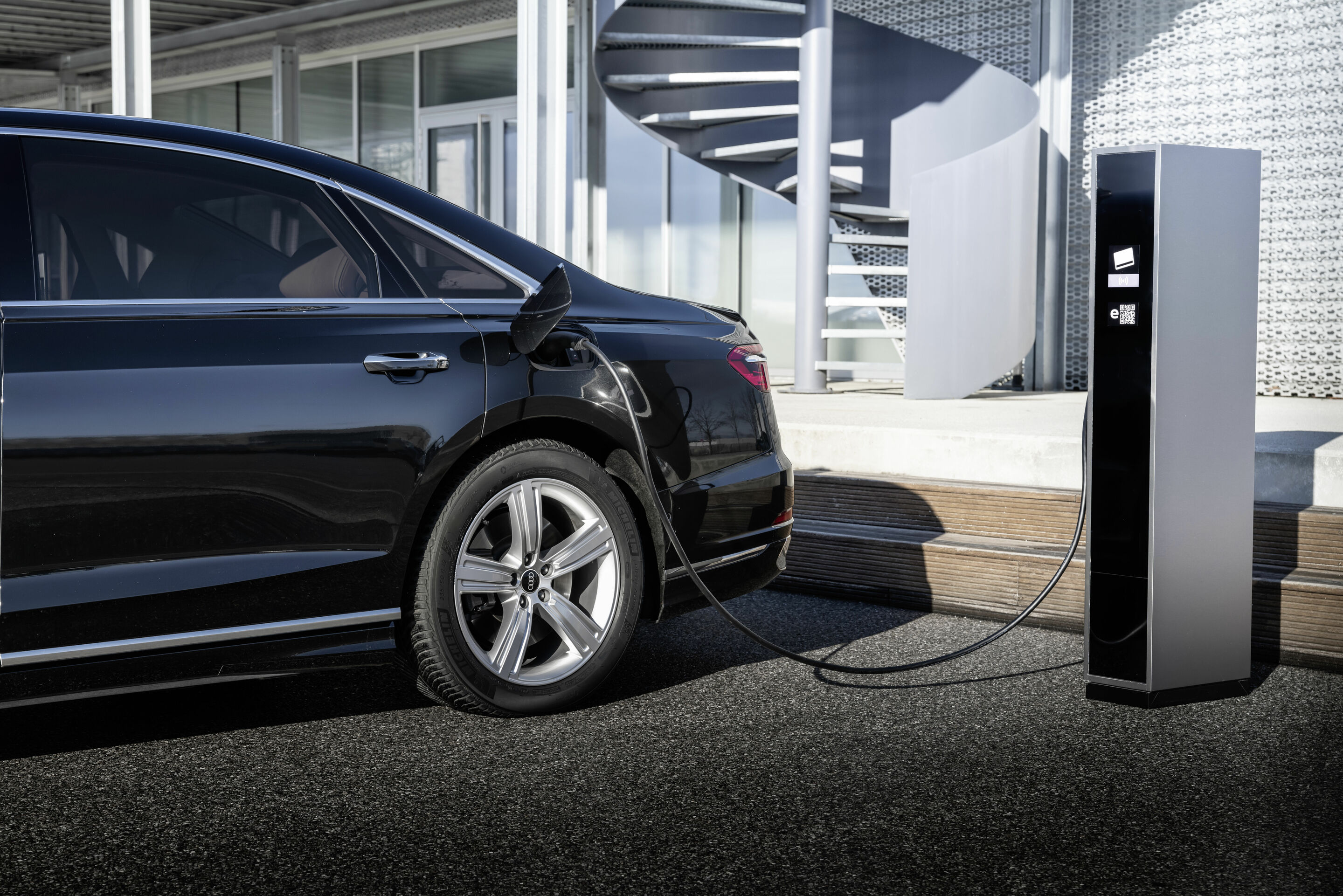 Audi A8 L TFSI e - Standaufnahme,
Farbe: Vesuvgrau