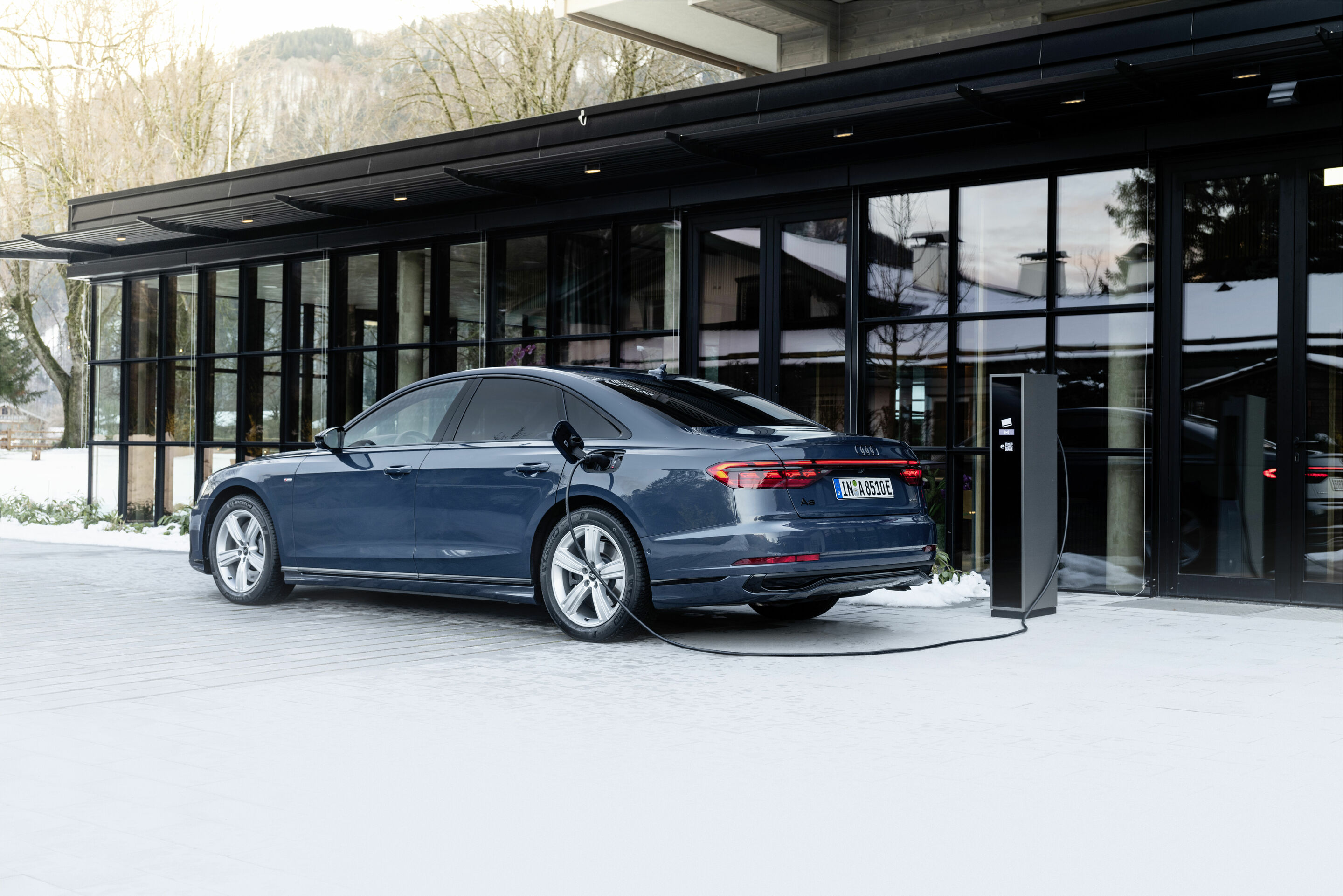 Audi A8 TFSI e - Standaufnahme,
Farbe: Plasmablau
