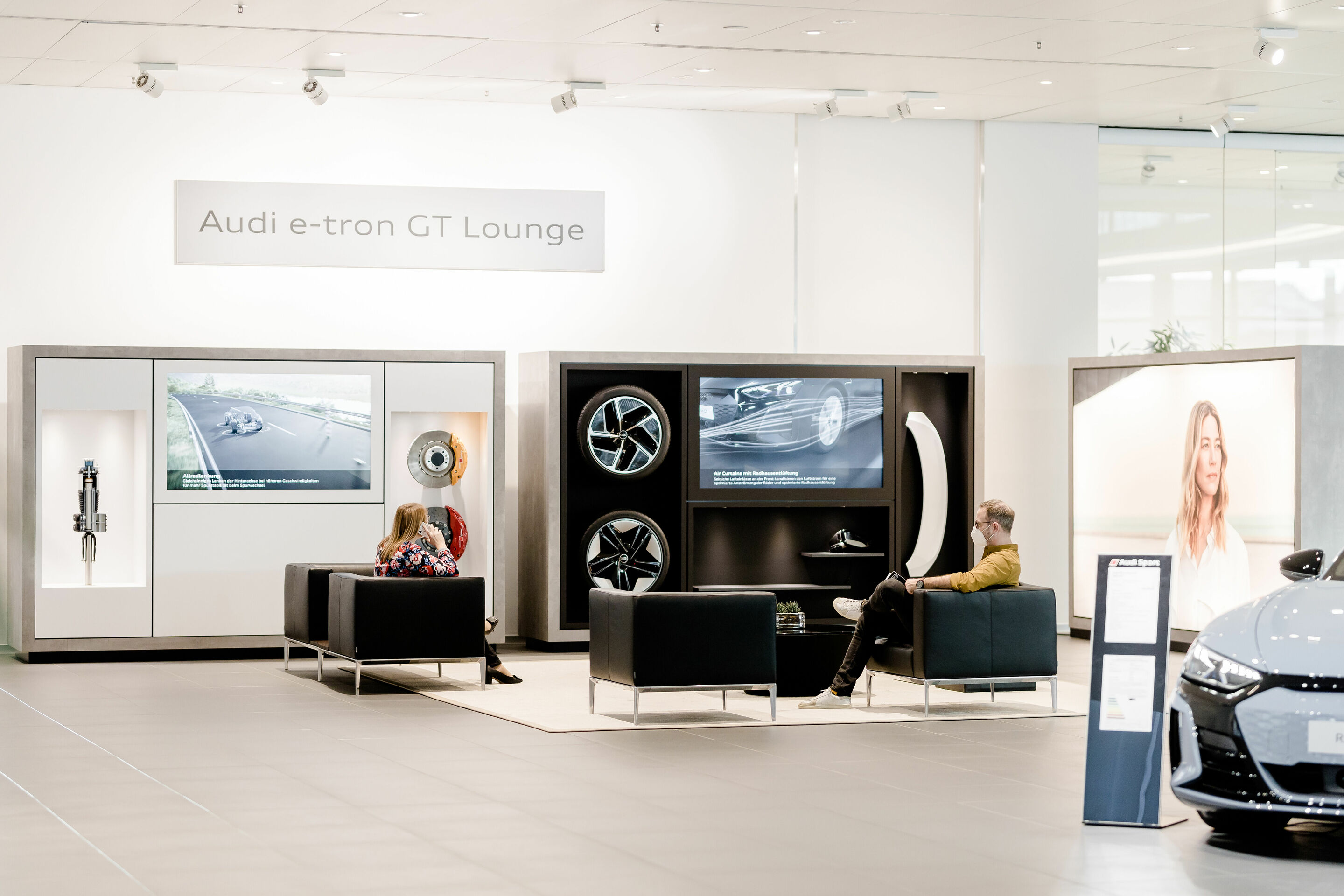 Audi Forum Neckarsulm bietet neue Erlebniswelt - Zeit zum Entspannen bietet den Besucher_innen die e-tron GT Lounge und zeigt darüber hinaus Technik, die den Audi e-tron GT mobilisiert.
