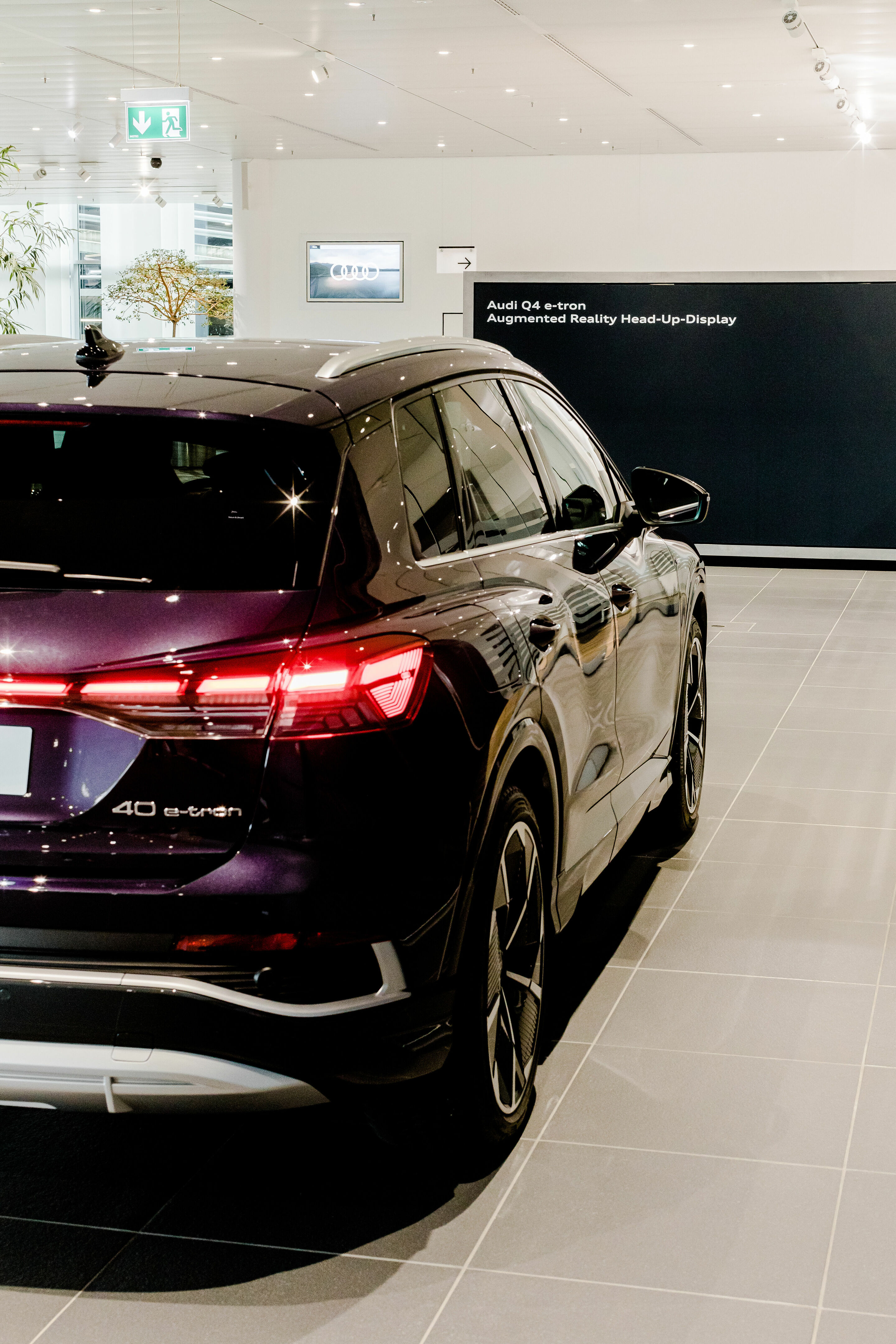 Audi Forum Neckarsulm bietet neue Erlebniswelt - In einem auroravioletten Audi Q4 e-tron erleben die Besucher_innen die Funktionsweise eines Head-up Display.