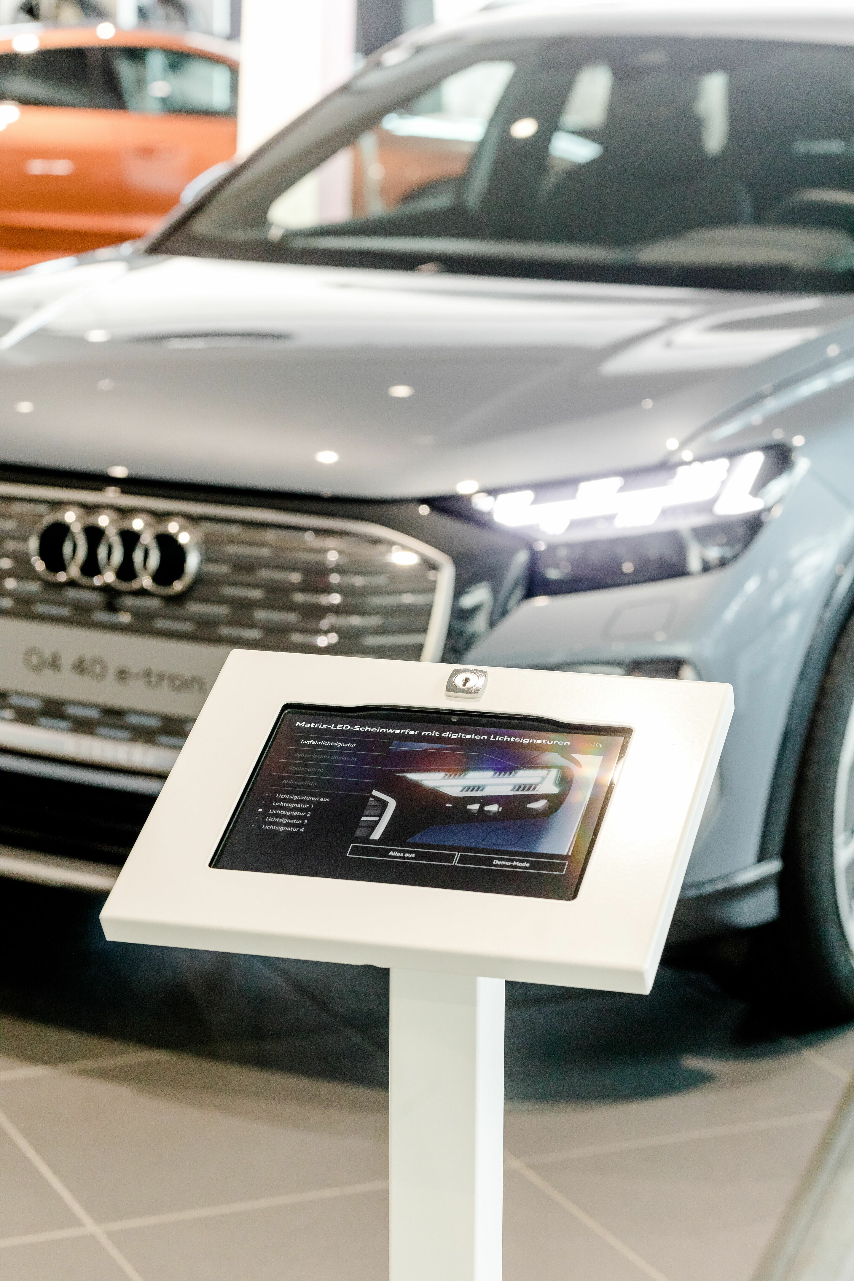 Audi Forum Neckarsulm bietet neue Erlebniswelt - An einem geysirblauen Audi Q4 e-tron können die Besucher_innen eine der vier verschiedenen Signaturen des Tagfahrlichts entdecken.