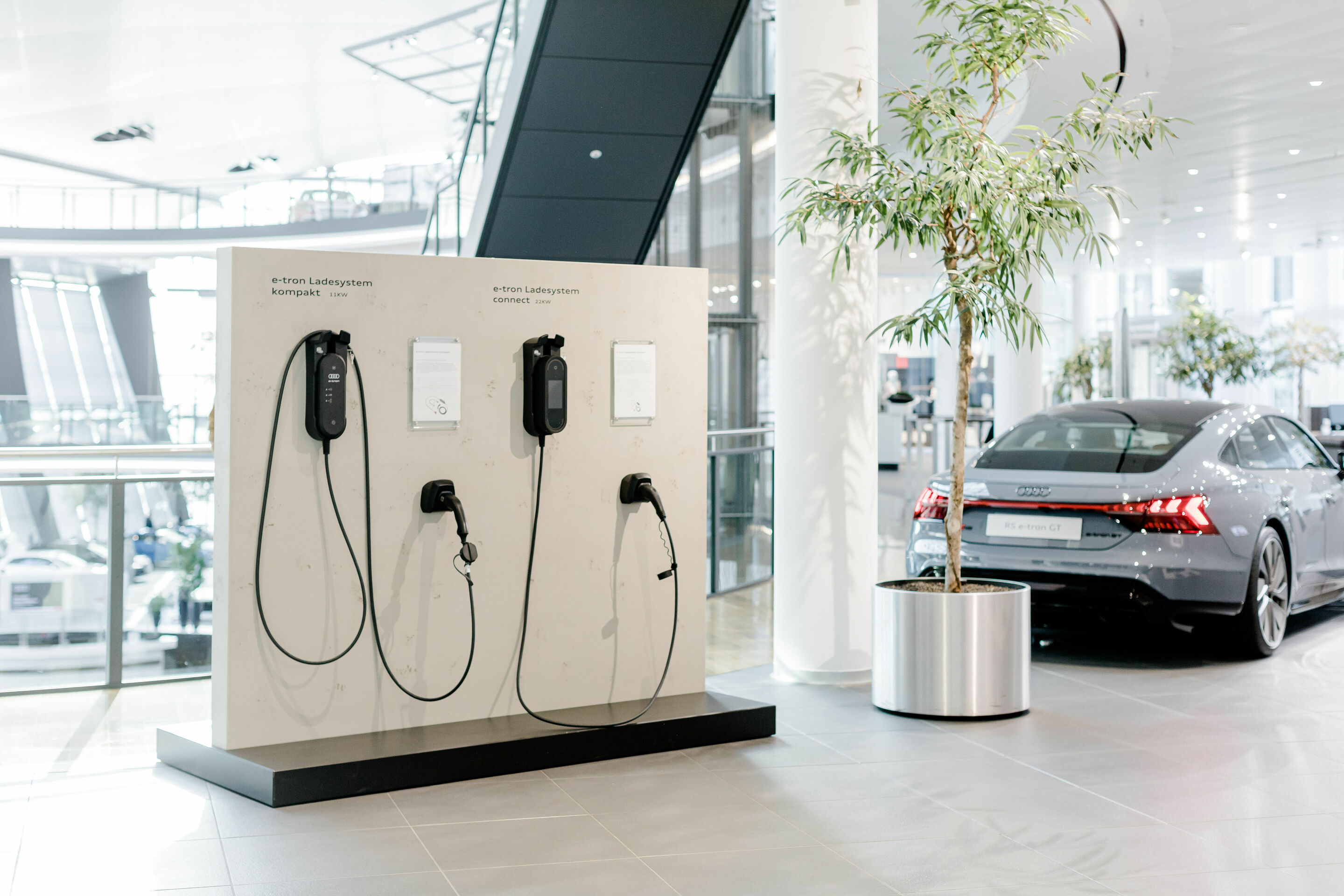 Audi Forum Neckarsulm bietet neue Erlebniswelt - Die verschiedenen Ladesysteme finden die Gäste ebenfalls in der Ausstellung.