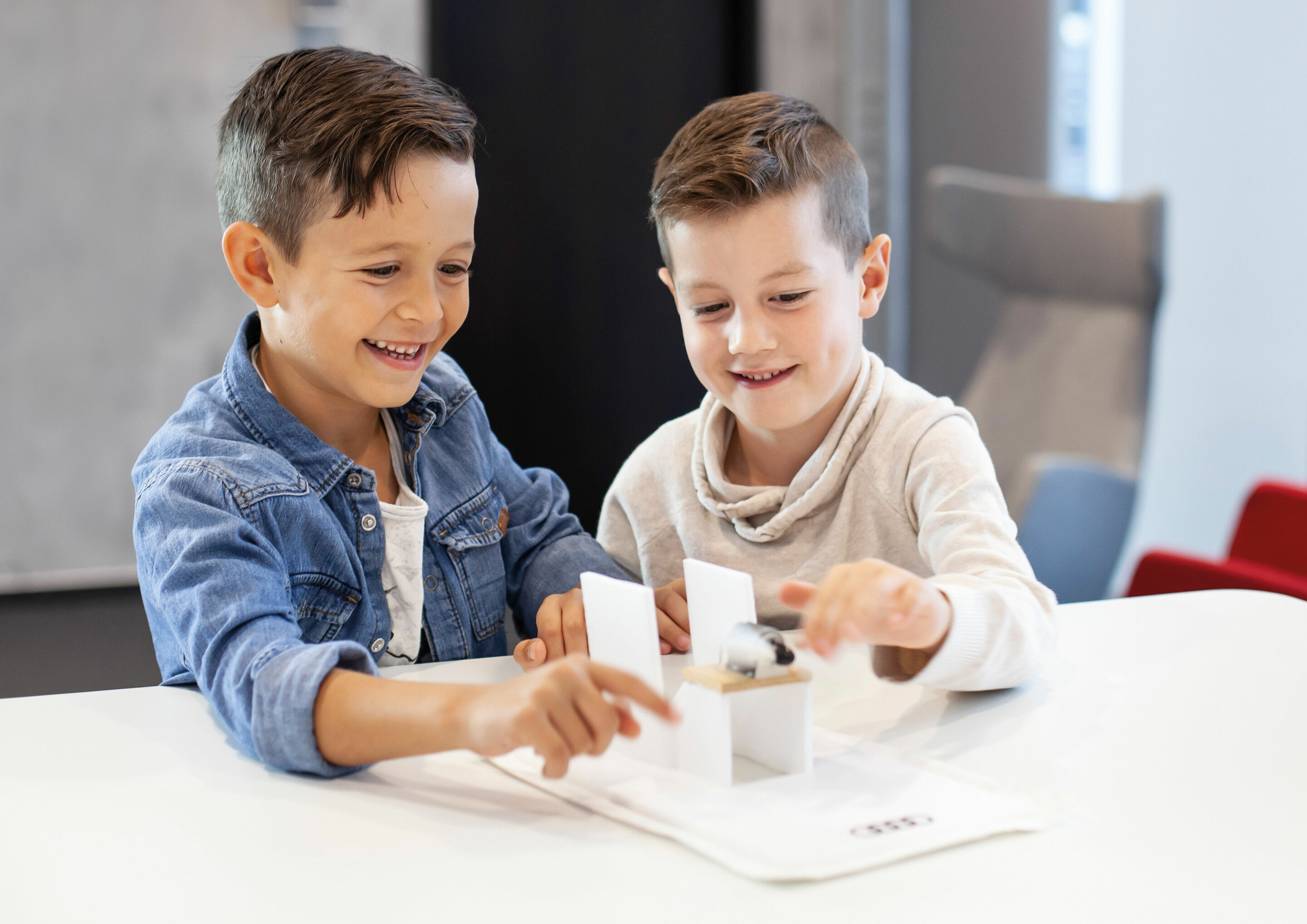 Kinder und Jugendliche lernen spielerisch im Audi Forum Neckarsulm - Der Bau eines Luftkissenfahrzeugs im kleinen Maßstab fördert nicht nur die Kreativität, sondern auch handwerkliche Fähigkeiten.