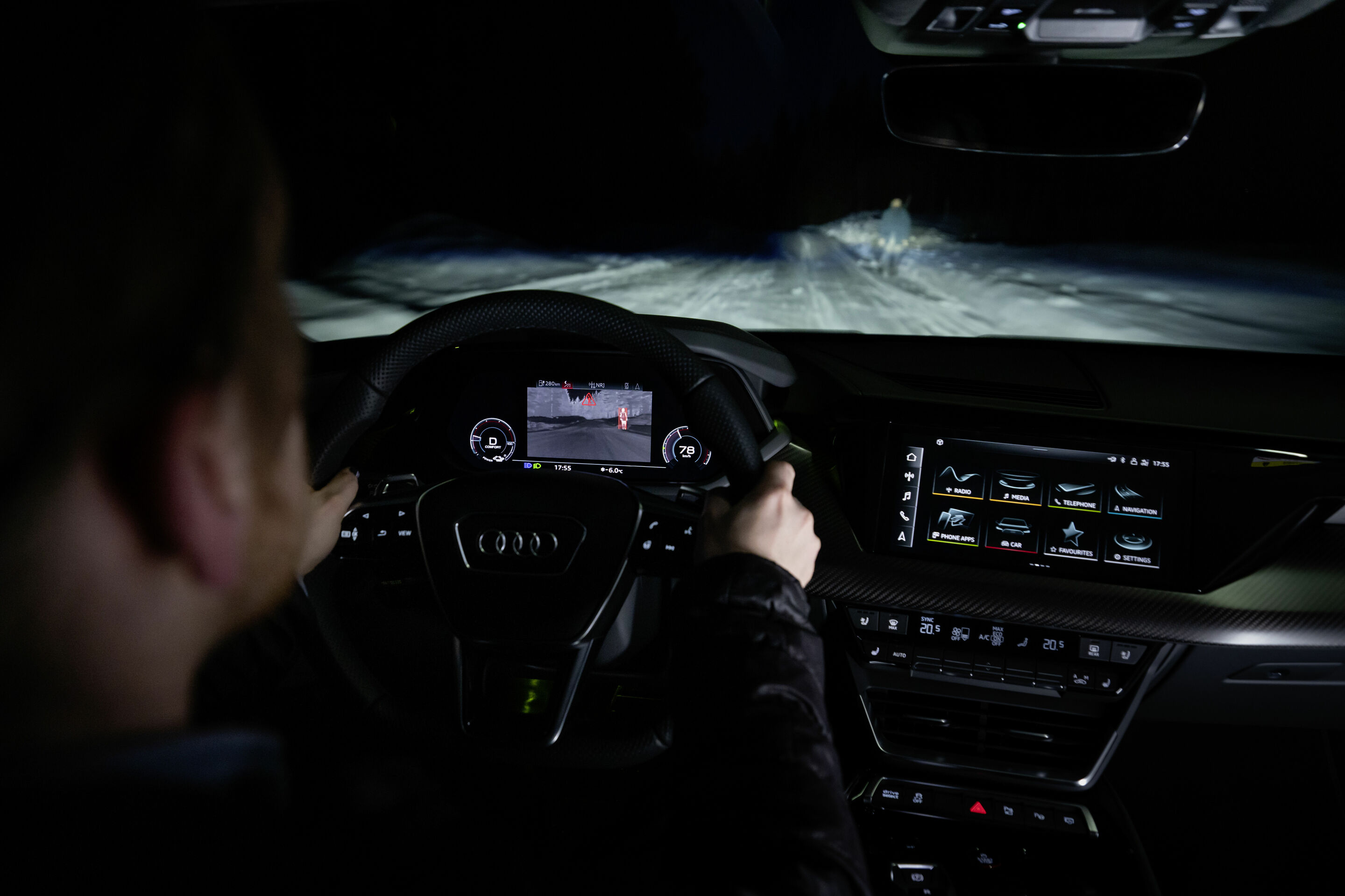 Audi RS e-tron GT - Fahraufnahme;
Farbe: Daytonagrau