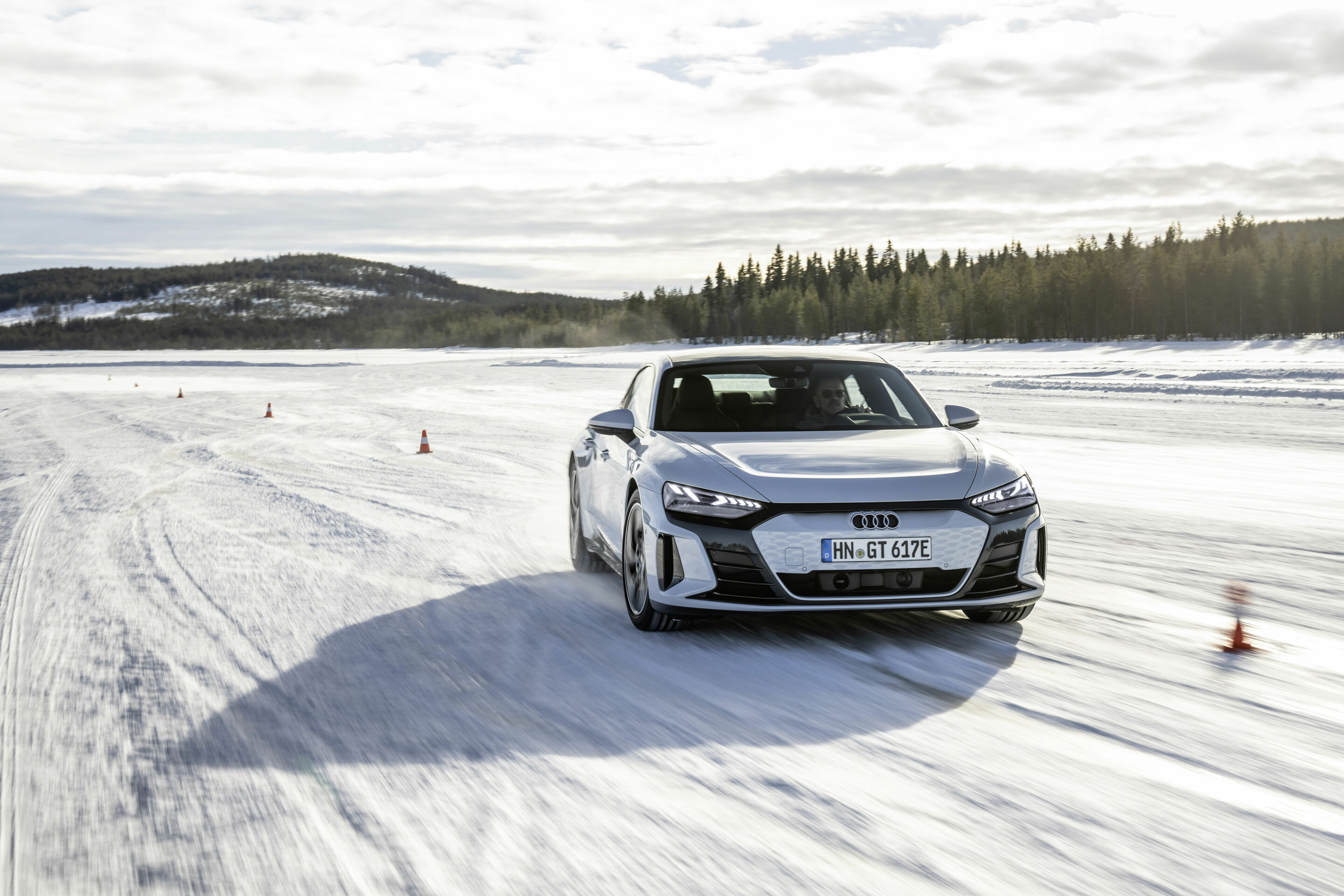 Audi e-tron GT quattro - Dybamic photo;
Colour: Suzuka gray
