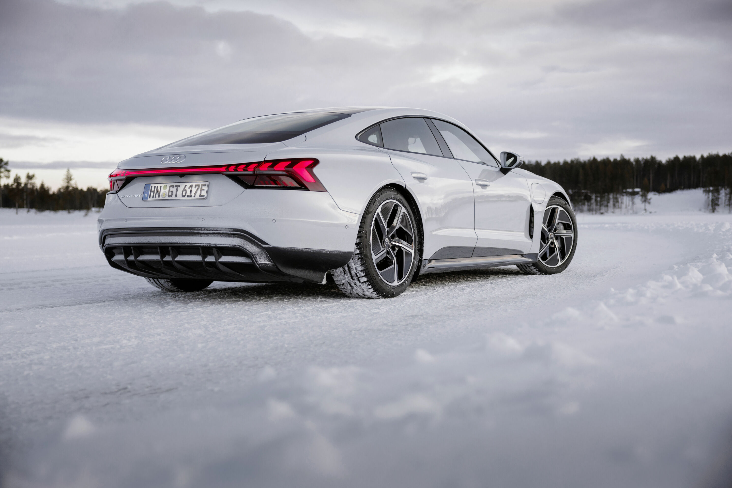 Audi e-tron GT quattro - Fahraufnahme;
Farbe: Suzukagrau